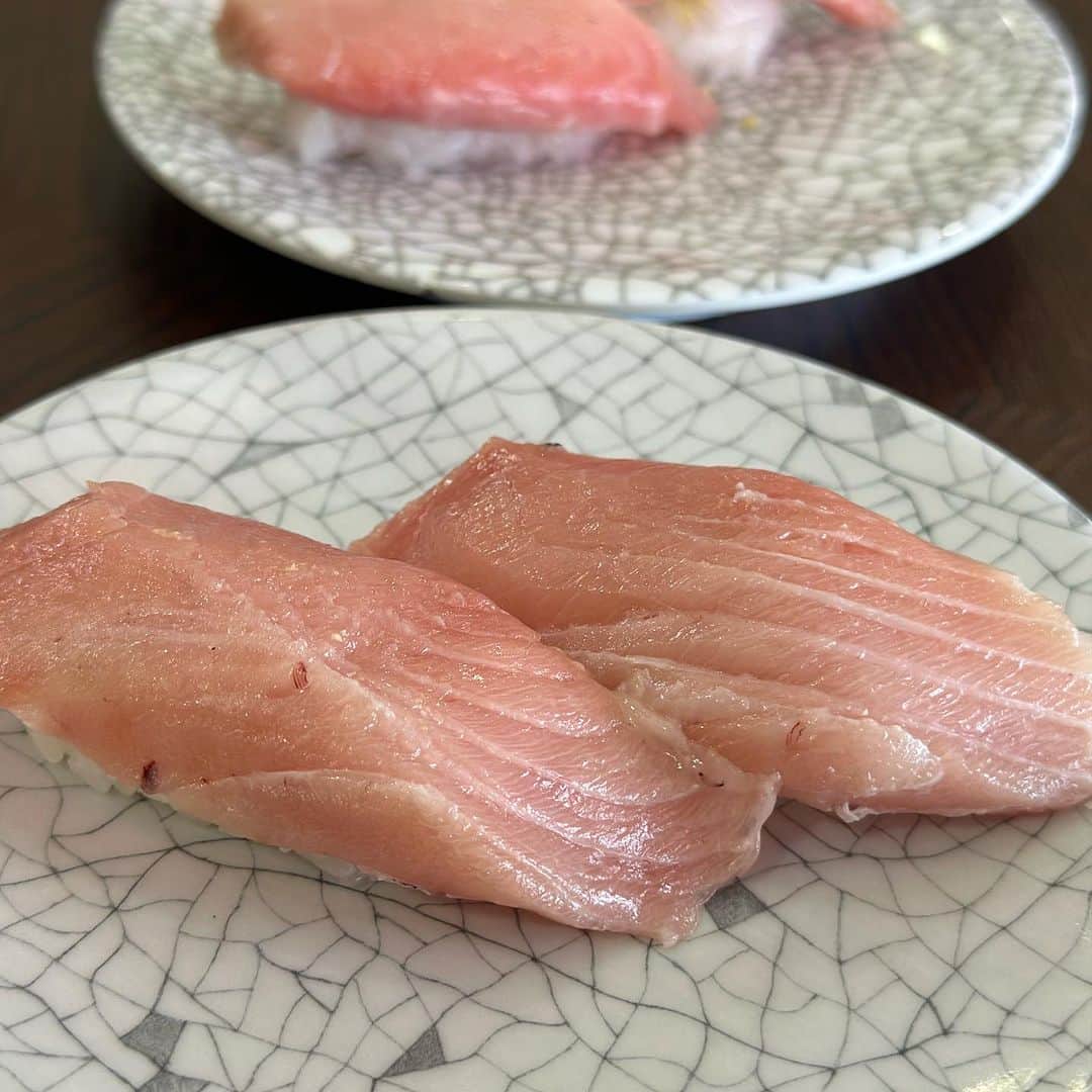 ベリッシモ・フランチェスコさんのインスタグラム写真 - (ベリッシモ・フランチェスコInstagram)「Wow!!!! Amazing Sushi at Mawaru Sushi Ichiba!!!! Delicious!❤️ 福岡に来たら、必ずここ！😂まわる寿司市場って素晴らし過ぎて何回も来ちゃうー😉🍣 Sono tornato a Fukuoka, il sushi di pesce freschissimo davanti al porto! 💕🤣 #ベリッシモ #料理研究家ベリッシモ #料理研究家 #francescobellissimo #sushi #sushilovers #sushiporn #sushitime #寿司 #寿司屋 #まわる寿司市場長浜店 #福岡 #福岡グルメ #japanesefood #japanesecuisine #博多グルメ #天神グルメ #chef #cheflife #luxurylifestyle #seafood #seafoodlover #paradise #memagnoersushi #enjoyfood #fukuokafood #ciboafrodisiaco #おいしい #芸能人が通う店 #buonissimo」8月13日 16時13分 - bellissimoyoshi