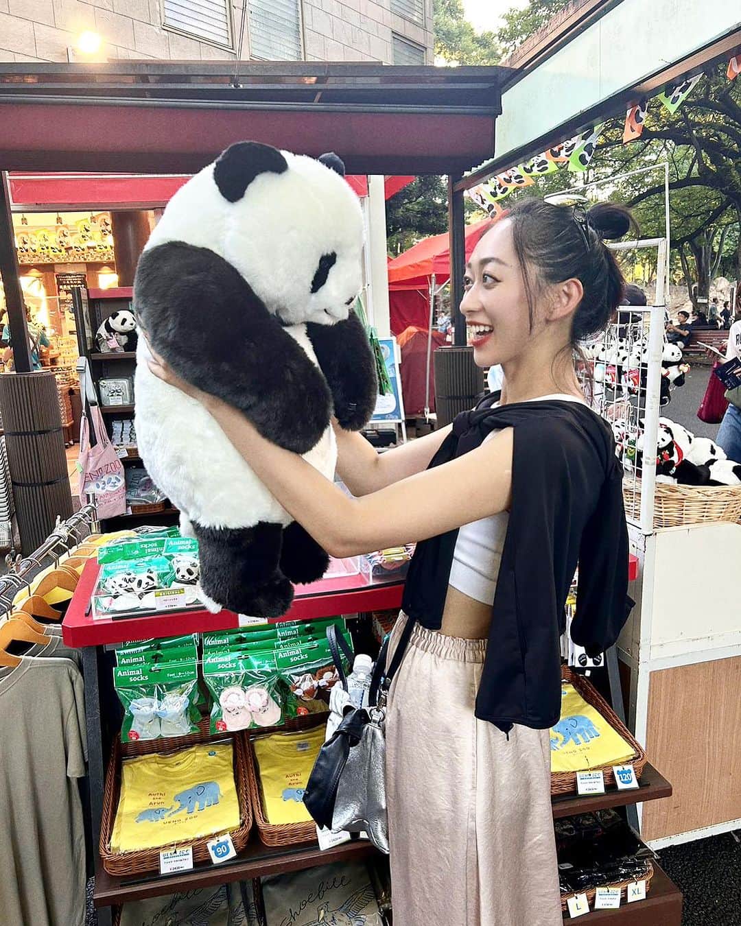 梨衣名のインスタグラム：「ぼくの夏休み。 Get some hints from the monkeys. #monkeystick #summervacation   上野動物園の年パス持ってたぐらい動物好きな人です」