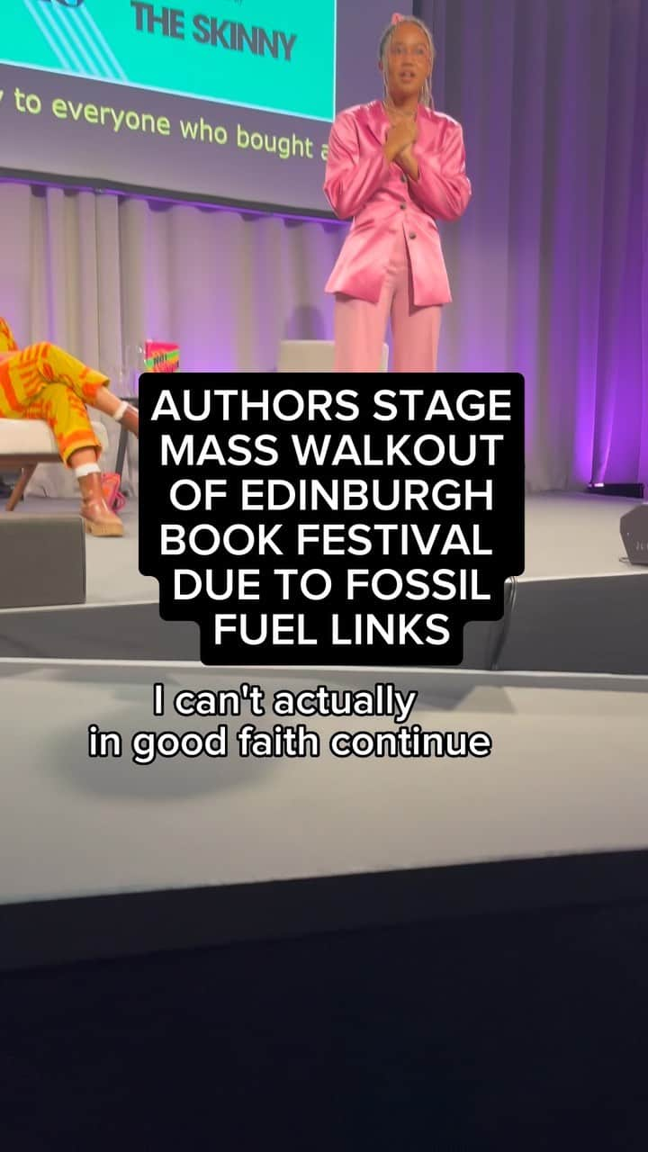 グレタ・トゥーンベリのインスタグラム：「*share this* As authors and chairs, we staged a walk-out from my Edinburgh book festival half way through the event because it is unacceptable that their lead sponsor funds climate breakdown. Investment firm Baillie Gifford - lead sponsor of the festival and many other cultural festivals - has £5billion invested in companies who make money from fossil fuels. In response to criticism, the book festival have said that Baillie Gifford aren’t that bad, are working in the right direction and that as this £5billion only amounts to 2% of their portfolio, they’re doing alright. This is greenwashing in action. £5billion is a LOT. This is why companies causing - or financing and thereby enabling others to expand - the climate crisis should not be allowed to sponsor cultural events *until they completely divest*. Alongside 100 other authors who have signed our open statement (see last post), we call on Baillie Gifford to divest their £5billion invested in fossil fuel companies. If they do not do that, we call on @edbookfest to drop BG as a sponsor. If they do not do that, we have all pledged to boycott the festival next year.   I was so excited to be invited to speak on my book at the Edinburgh International Book Festival and would have loved to have had a full conversation there. But, we are in a dire situation with the climate crisis. Emissions are *still* rising every year. The UN and the IEA have been so clear: we can have no new fossil fuels if we want a liveable future. The industry and the many governments around the world (including the UK) are still ramping up production. So, we need to cut off the fossil fuel industry’s air: we need to cut off their money. Without it, they can’t continue to enact cultural and physical extermination of communities all over the world. There is power in action. There is power in making a stand. We have both everything to lose if we decide to sit back and just watch AND everything to gain for a transformed and better world if we decide to stand up, join others and take action. Thank you to everyone who stood by us today - let this be the beginning and not the end ✊🏽 don’t just watch us, join us: more actions linked in bio!」