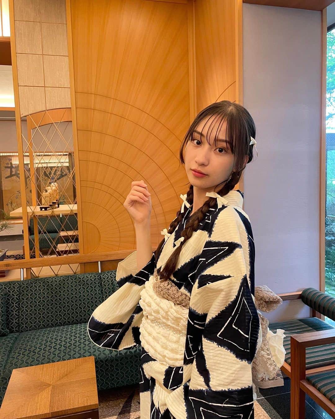 太田雫のインスタグラム：「自分で作った浴衣🩵 巻いてる帯も自分で作りました！！ ・ ・ 去年の夏は作ってる最中で着れなかったから、着れて嬉しかった✨ ・ ・ 着付けも自分でやったよ〜🎀 ・ ・ ・ #太田雫#06#浴衣#手作り#他撮り」