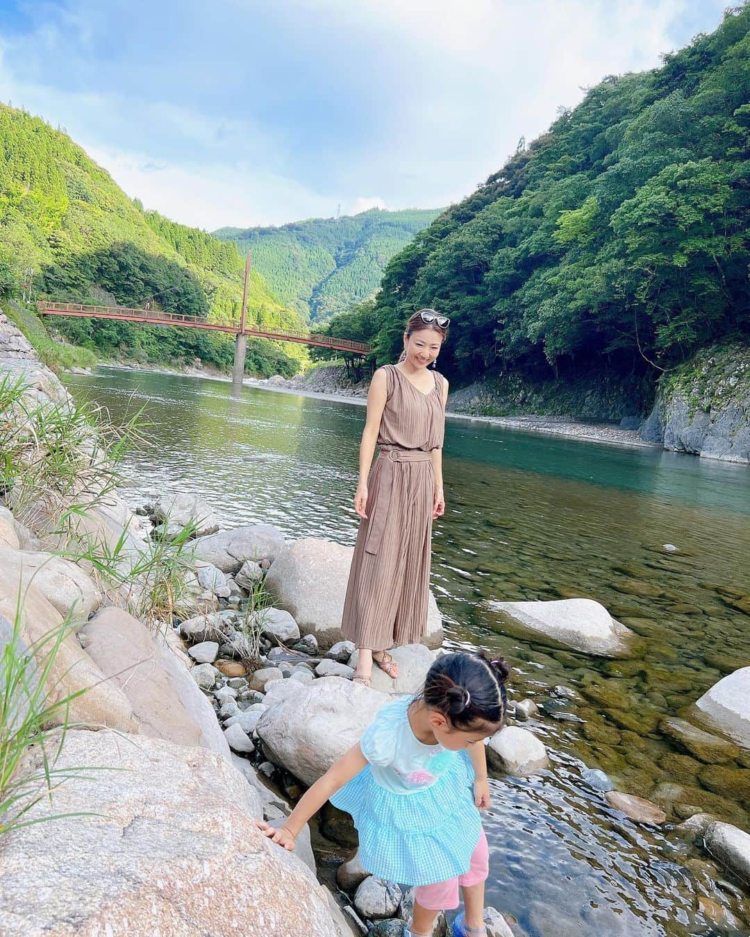 遠近由美子のインスタグラム：「宮崎の大自然の中でグランピングしたよ🏕️ テントの後ろを流れる川の水の綺麗なこと✨  小さなサワガニをとったり、緑の中を探検したり、、  とっちー母さんは、双子さんのためにおたまじゃくしを捕まえているところ。笑  1センチくらいの子なのにビビる妹さん👧と、せっかく獲ったから触らせたい母😆  #おったまじゃーくしー🤖　#オタマジャークシー🤖⚡️  （変なテンションの妹w）  そして姉ちゃんは👧ブルーベリー🫐を摘んできたので、夜のBBQのデザートに✨  宮崎は毎日が良い体験。  　  #宮崎　#自然体験　#グランピング　#大人のグランピング #子供の遊び場」