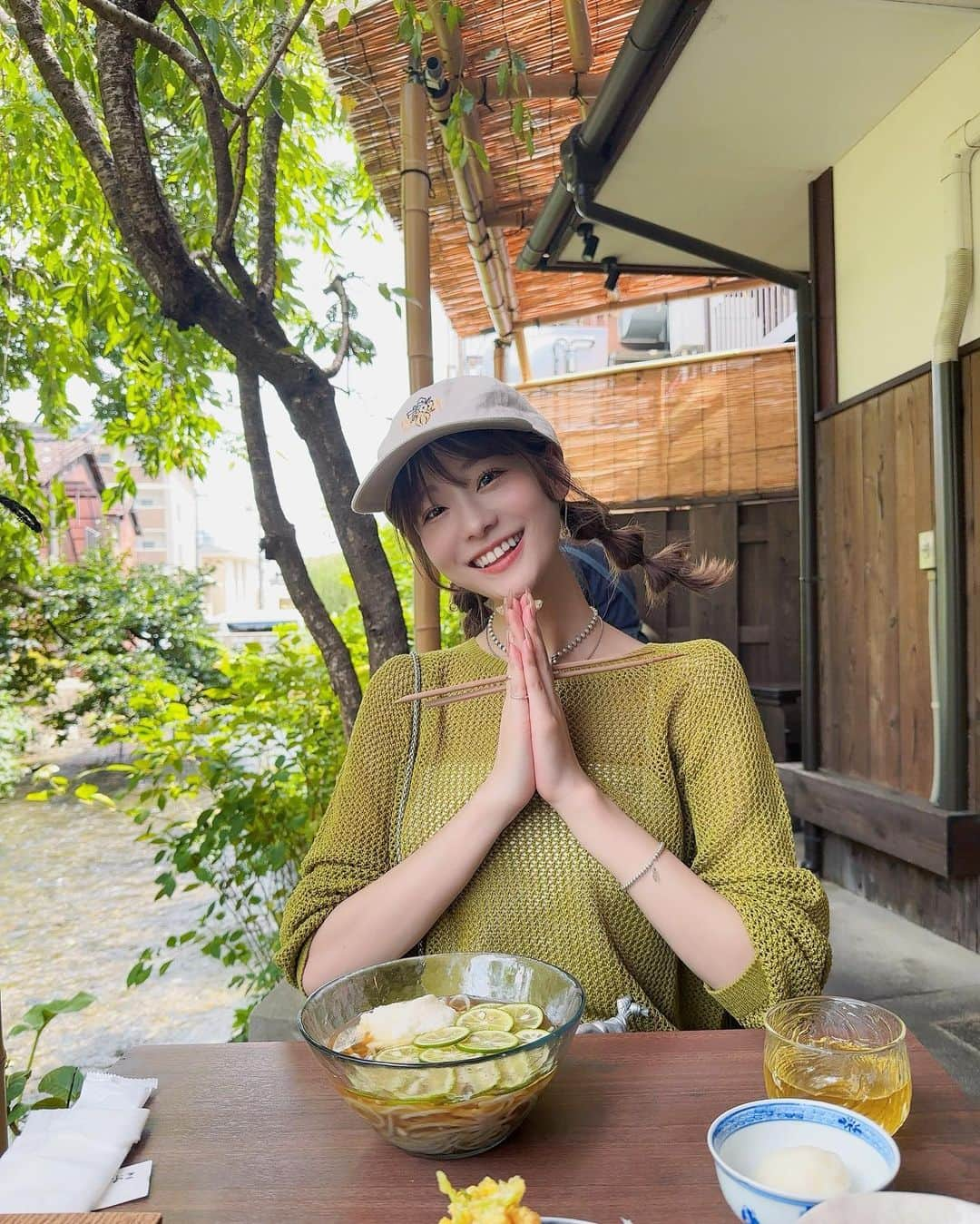 村上ゆりのインスタグラム：「💚 ・ ・ ・ すだちそば最高！ 実は2年前までそば苦手だったのに、今じゃ自分でお家で茹でるほどすきなんだ〜☺️ 味覚も大人になるもんなんだね💭 涼しげな川を横目に食べる爽やかなお蕎麦、とても風情あってよかった☺️🤍 ・ #すだち蕎麦 #蕎麦 #京都グルメ#京都観光 #旅スタグラム #kyoto」