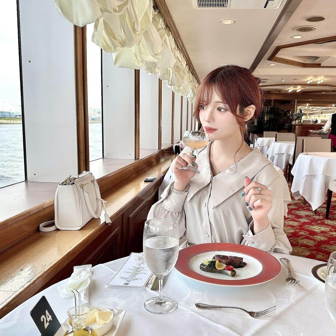 大橋あかりのインスタグラム：「⚓ 𝕊𝕪𝕞𝕡𝕙𝕠𝕟𝕪　𝕋𝕠𝕜𝕪𝕠　𝔹𝕒𝕪　ℂ𝕣𝕦𝕚𝕤𝕖  こんな涼しい顔してるけど二日酔い船酔い中」