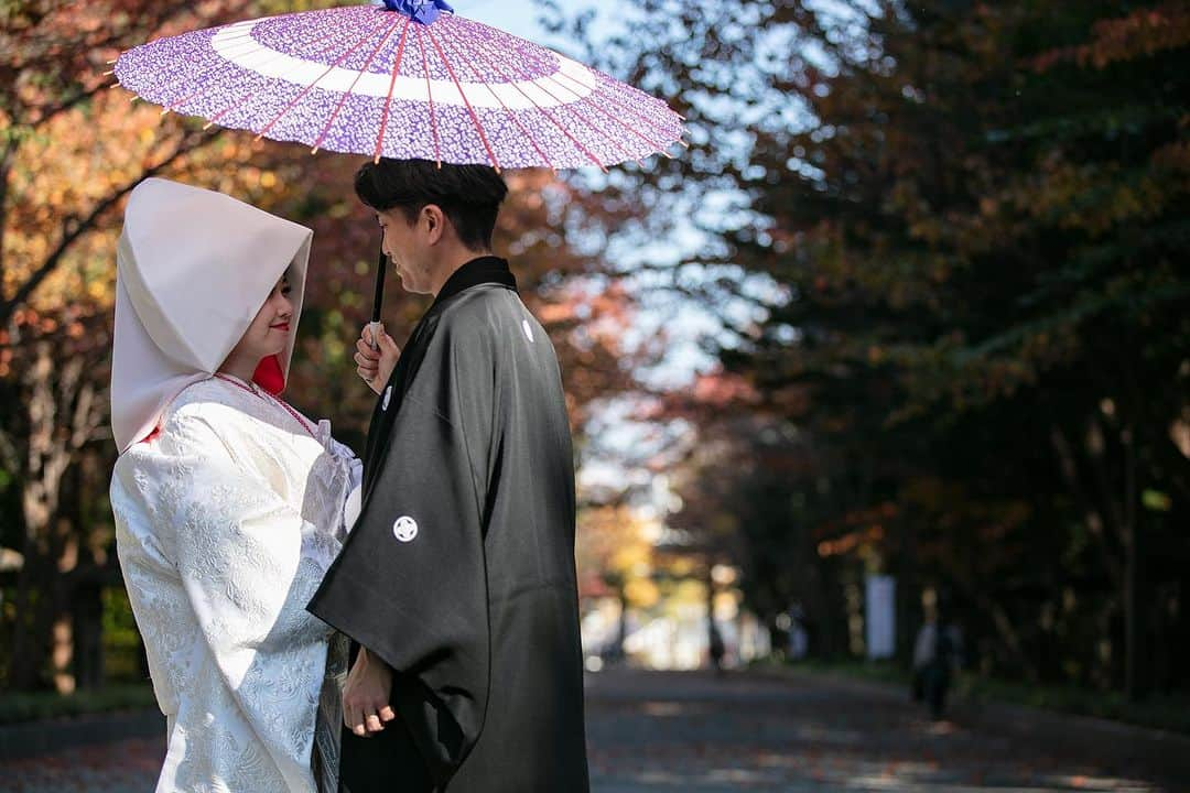 juno_jinjakonのインスタグラム：「⁡ ⁡ 北海道神宮の秋挙式🍂 ⁡ 壮大な敷地に広がる 四季を感じるスポットで 素敵なお写真が沢山残せます ⁡ 今からのご準備でも 秋挙式、間に合います‼︎ お早めにお問い合わせくださいませ🌿 ⁡ 　 －－－－－－－－－－－－－－－－－－－－－－－ ⁡ △ご予約方法△ @juno_jinjakon ホーム画面のURL よりお待ちしております。 ⁡ －－－－－－－－－－－－－－－－－－－－－－－ ⁡ お電話でのお問合せ、ご予約は⇩ ☏ 092-262-1107 (定休日:火曜日・水曜日) ⁡ ⁡ #神社挙式#白無垢#色打掛 #プレ花嫁 #家族婚#少人数結婚式 #札幌花嫁#神社婚#札幌 #北海道#北海道神社挙式 #北海道神宮#北海道神宮挙式 #北海道神宮フォトギャラリー」