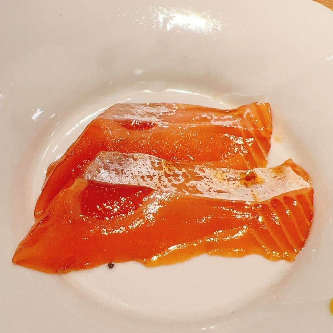 秋元康のインスタグラム：「#反町隆史#ビワマス#東麻布#寿司#天本 #天ぷら#にい留  名古屋の伝説の天ぷら「にい留」さんを 東麻布の寿司店「天本」にお連れしたら、俳優の反町隆史さんが、「僕が釣ったビワマスを食べてください」とあらかじめ届けておいてくれたらしい。いい奴だなあ。めっちゃ、美味しい。 名古屋の伝説の天ぷら「にい留」は、今、閉店中だが、新留さんと天本くんのプロの料理人たちの話は、興味深かった。カウンターでのMCは、小籔千豊。二人の料理人の話を上手に回すなあ。  撮影　佐久間宣行」
