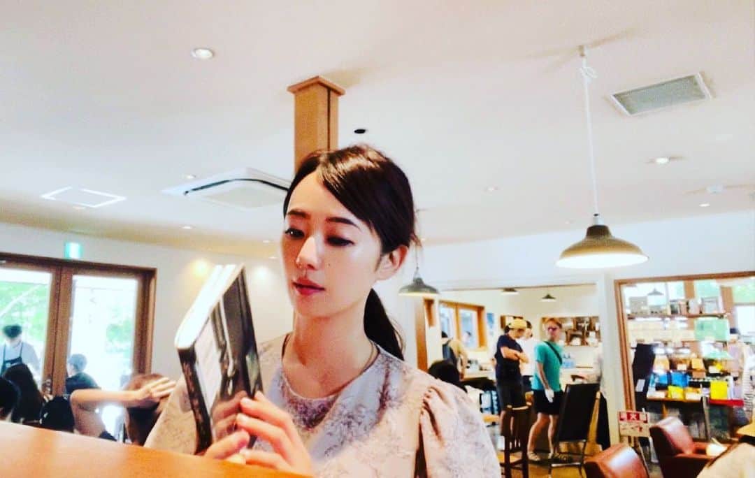 三井智映子のインスタグラム：「先週の相場を振り返りましょう。 先週の米市場はまちまちの値動き。 ダウは週足で反発となりましたが、 S&P500とナスダックは続落となりました。 また半導体のSOX指数が、エヌビディアなどの下落もあって大きく下げました。  米格付け会社フィッチが米国債を格下げしましたが、 今週格付け会社のムーディーズが米大手地銀の一部を格下げしたことが嫌気されました。 また7月の中国の貿易統計が軟調だったことが中国の内需の弱さを示したと世界経済の先行き懸念に繋がったようです。 経済指標では7月のCPIはエネルギー・食品を除くコア指数が前年同月比4.7%と伸び率が市場予想を下ぶれ。コア指数はは前月比0.2％上昇となり、前月と同じ数値で、アフターコロナでは最低水準が続いています。 総合は前年比3.2％上昇と伸びが前月の3.0％から13カ月ぶりに加速したものの、市場予想は下回る結果でした。 また同日発表の週間の新規失業保険申請件数が24万8000人と予想を上振れたことから、 インフレが予想以上に鈍化し、労働市場の逼迫が和らいだと取られ、米追加利上げへの警戒感が後退したようです。 ただ翌日発表の7月のPPIの上昇率は前月比0.3%上昇と、市場予想を上回る結果に。 インフレ圧力が意識され、米長期金利が上昇。 ハイテク株の重しとなりました。 また原油価格が上昇しており、ドル円も上昇しています。 エネルギー関連について明日YouTubeでお伝えしますね(^^) 日経平均は週間では約280円高となっています。金曜休場で4営業日でしたが好決算の銘柄を中心にやや買われたようです。  来週は火曜の小売と16日FOMC議事要旨が注目ポイントでしょうか。 夏枯れ相場で流動性に注意してまいりましょう☆」