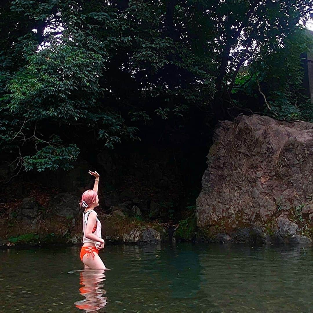 由利華さんのインスタグラム写真 - (由利華Instagram)「🏞️ ⁡ ⁡ 夏に絶対クリアしたい大好きな行事🏞️ BBQと川遊びはクリア🌝✨ ⁡ あとは海だけどうにかこうにか行きたいけど 雨予報ばっかり😬 ハレテクダサイオネガイシマス ⁡ ⁡ ⁡ #SDGS  #環境省アンバサダー　#森里川海アンバサダー #code #fashion #ショートカット　#ライブ　#シンガー　#シンガーソングライター　#歌手 #歌い手　#ボブ　#ピンクヘア　#cover #歌ってみた」8月13日 16時31分 - yurippe0804