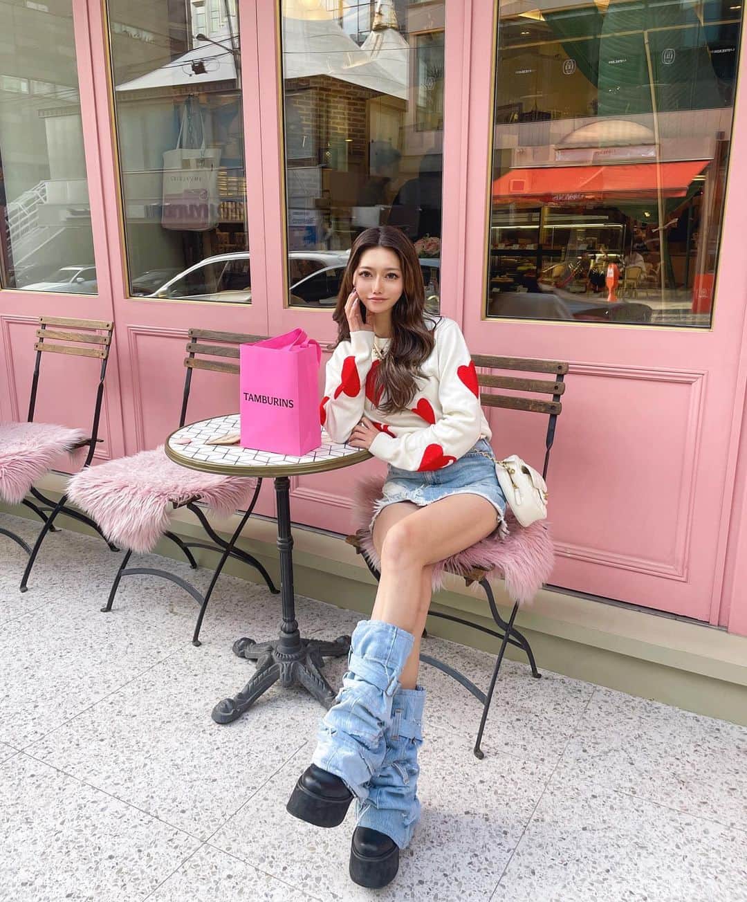 𝐊𝐎𝐘𝐔𝐏𝐈𝐏𝐈 のインスタグラム：「💞🎠🏳️‍⚧️  初の韓国旅行🇰🇷  カフェの空間可愛かった🤍🤍  #韓国 #韓国カフェ #guillaume」