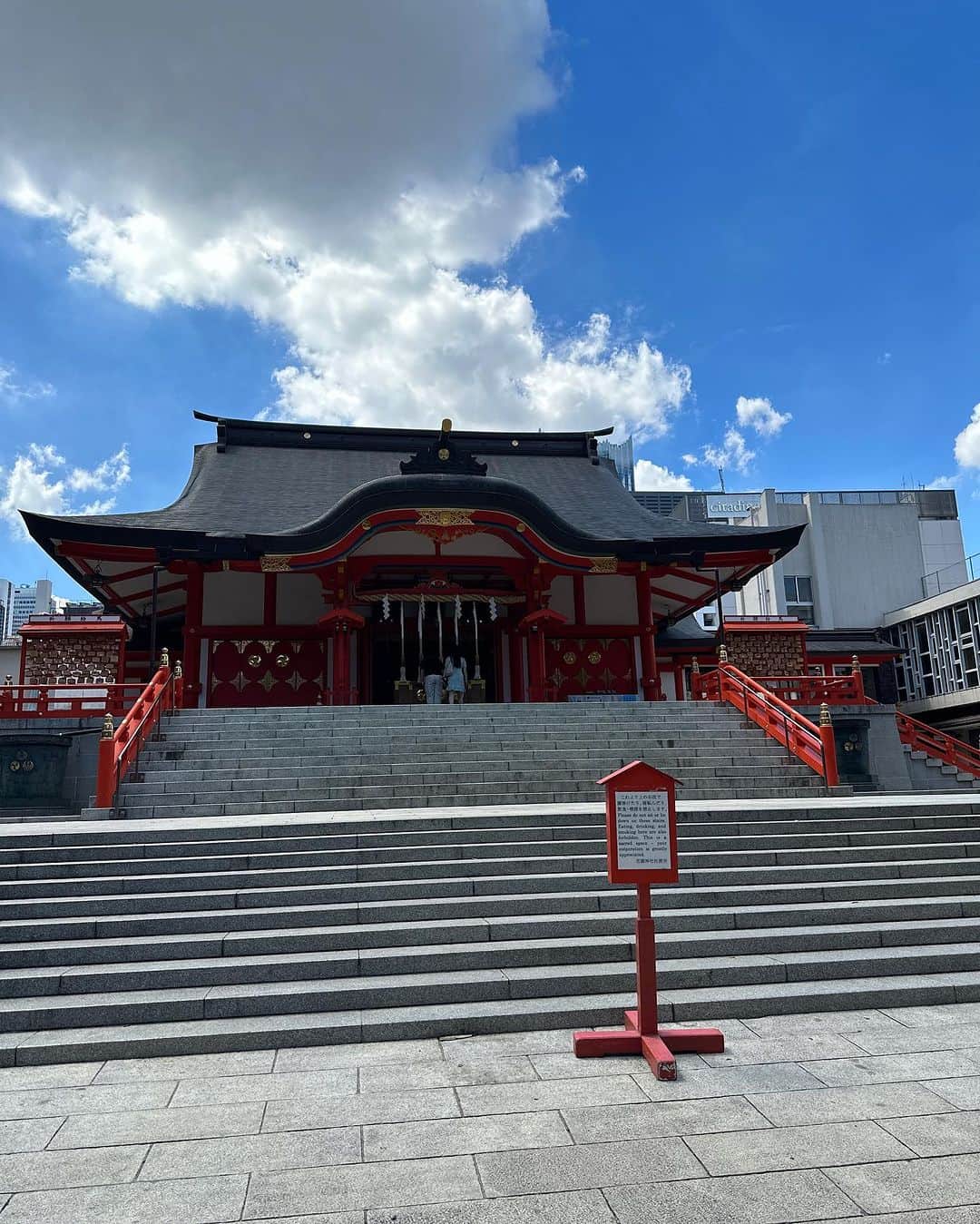 林克治のインスタグラム：「昨日は久しぶりに新宿へ。 新宿へ行くと必ず寄らせていただく花園神社。 いつ行っても良い空間です。  #花園神社 #参拝」