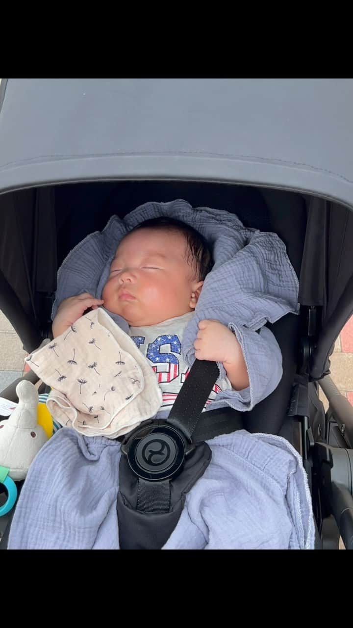 中村エリカのインスタグラム：「ベビーカーデビューから1ヶ月👶💕 すっかり大きくなったのもわかる🥰✨ . . . #ベビーカーデビュー #cybex #ベビーカー #baby #赤ちゃんのいる生活 #新生児 #乳幼児 #2ヶ月ベビー #1ヶ月ベビー #生後2ヶ月 #育児レポ #子育てママ」