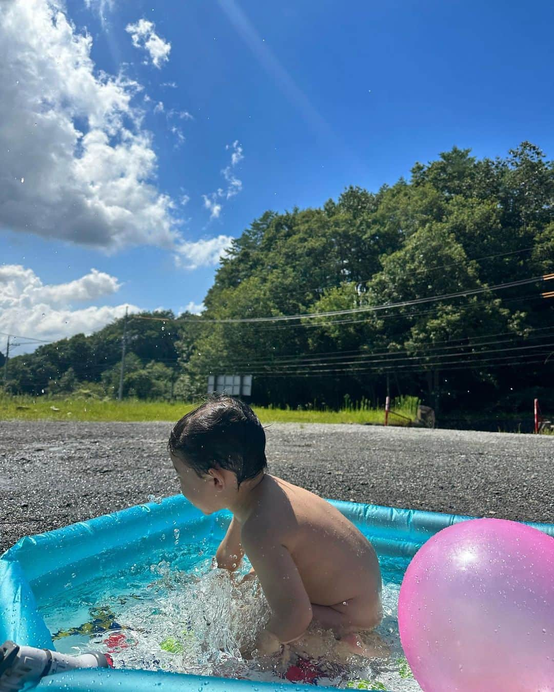 永瀬かおるさんのインスタグラム写真 - (永瀬かおるInstagram)「夏休み🌻 今年は家族で広島に✈️ 子どもは初めて飛行機乗ったけどちっとも怖がらず🤪 水が綺麗な山奥でプールで遊んで釣り堀にも🎣✨ 大自然満喫中❗️😇  #summervacation  #森林浴 #プライスレス」8月13日 16時44分 - nagase_kaoru