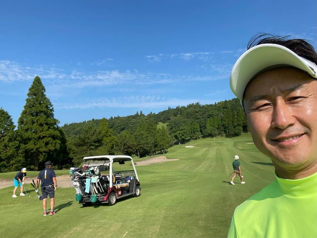 下山英哉のインスタグラム：「真夏の2連戦⛳️  五十肩の激痛と 上手く付き合う スウィングを模索しながら…。  初日は…久しぶりに ナイスガイな楽しい後輩たちと ホームコースをまわり大叩き😅  2日目の今日は 先輩・友人のアスリートチームで 島津家の庭を 4243と上出来でした☺️  市街地より標高高く 木陰の風は気持ちよかったあ☀️  五十肩の治し方…教えてください🙇‍♂️  #真夏の2連戦 #golf  #golfstgram #kagoshim #ナイスガイの後輩 #ナイスガイの先輩 #ビームスゴルフ #beamsgolf #南九州カントリークラブ  #島津ゴルフ倶楽部  #五十肩 #自分は大丈夫だと思ってた  #想像以上に痛む #五十肩の人と繋がりたい  #nec軽井沢72ゴルフトーナメント  #黄色ウェア #最終日」