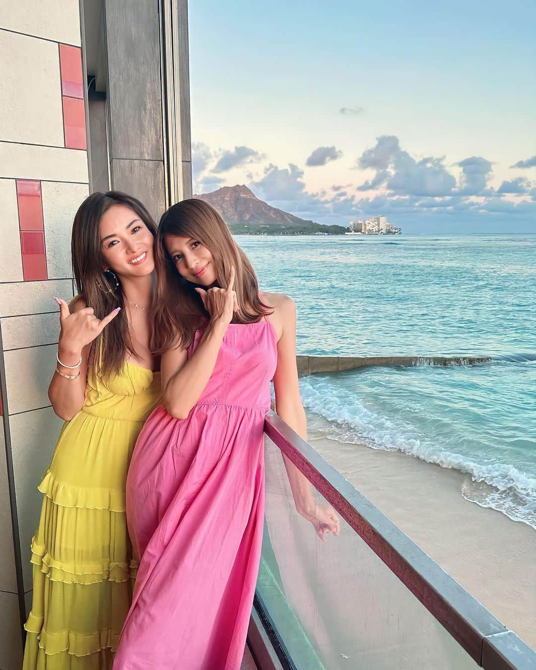 福王寺彩野のインスタグラム：「大好きなひなのちゃんと久しぶりに２人デート🥰 ガールズトーク盛り上がって時間が経つのが早すぎた🥺楽しかった〜😆💓💗💞🩷 外見も内面も本当に美しくて尊敬できる大好きなお友達❣️✨✨ ひなのちゃんの書く文章も昔から大好き。 10代から大ファンだったけど今こうして仲良くなれて本当に幸せだな私🥹💖 love🫶 @hinanoyoshikawa 🎀 #hawaii #hinanoyoshikawa #ハワイ #吉川ひなの」