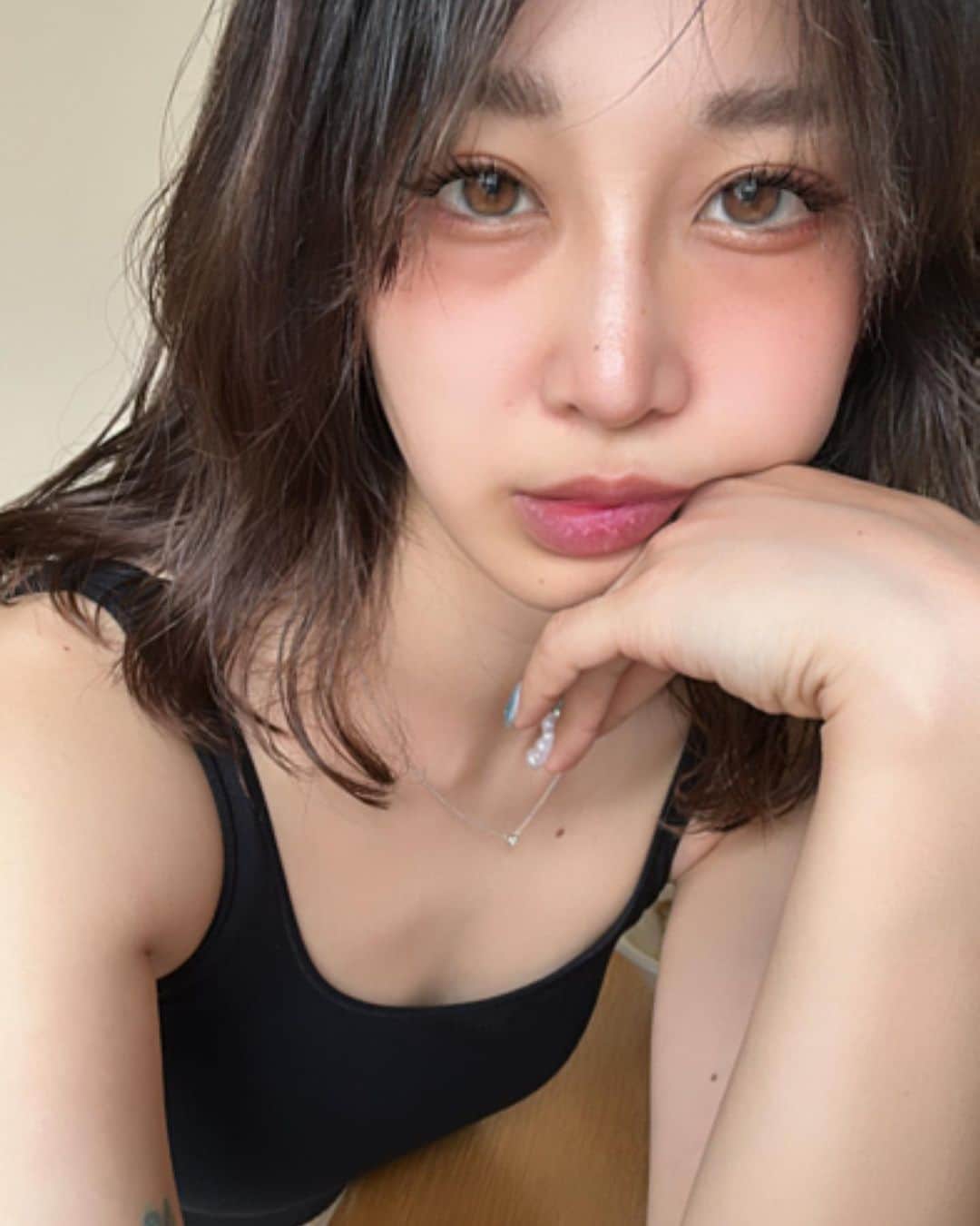 政岡まなみのインスタグラム：「ショートに切る前日🦢  目の下がっつりチーク入れたチャイボーグメイクかわいいぃ！ （これはフィルターだから真似したメイク最近してる💎）  ハワイでNARSのorgasmチーク、ちっちゃいやつゲットしたんだけど可愛すぎてむり！！ 大きいの買う！！」