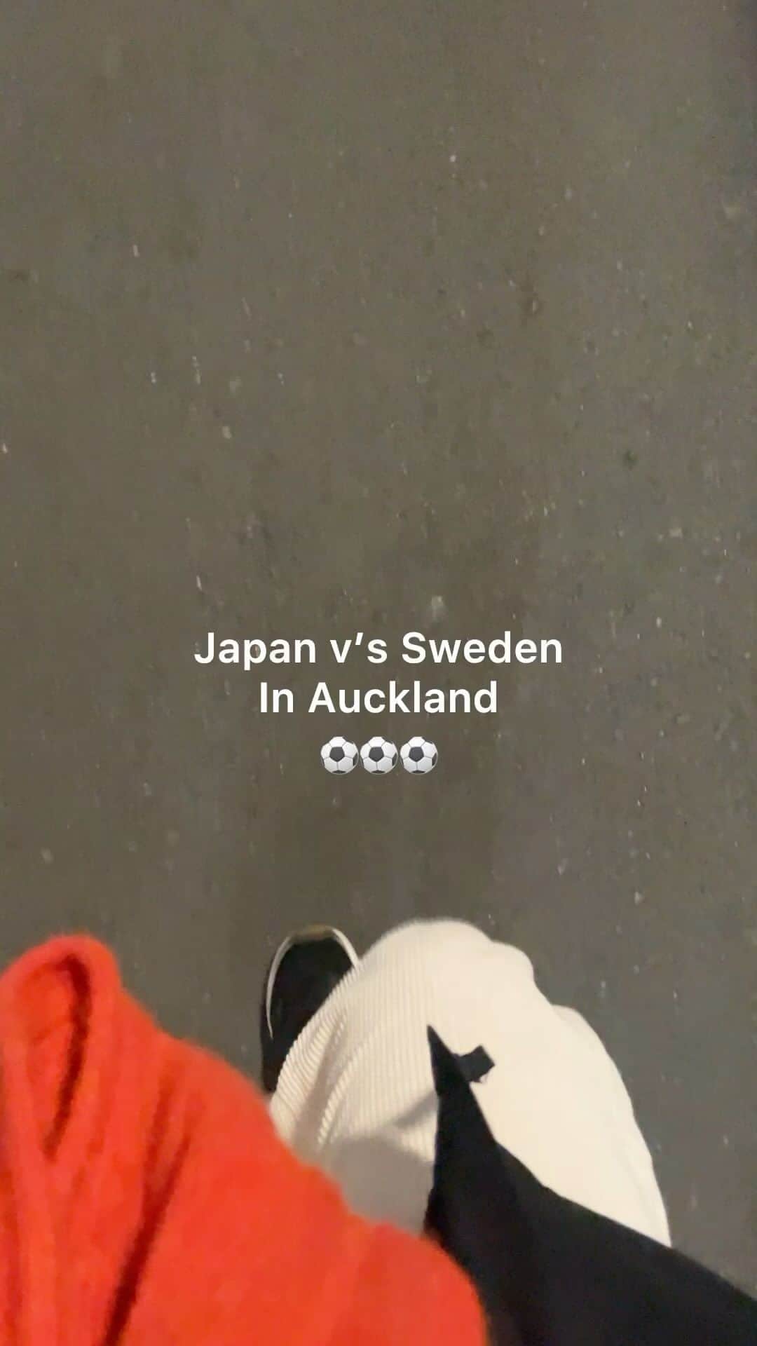 のインスタグラム：「本当に大感動の試合でした🇯🇵🌸 　 なんといっても会場の一体感！ 必死で声枯れるほど日本を応援させていただきました。 選手のみなさんの熱い試合に国関係なく ほんとーに日本コールが止まらない会場でした。 私はもぅ鳥肌と涙が止まらなかったです！！😭  本当に素敵な瞬間に会場にいることが出来ました。  ありがとうございます⚽️🌸  PS 試合に集中しちゃうと私何も出来なくて(むしろ通知オフにしてたくらい😂🙏🏻)動画が食べ物メインになっちゃってごめんなさい🙇‍♀️  It was a really emotional game 🇯🇵🌸  The most impressive part was the sense of unity in the stadium! No matter what country the audience was from! they were all passionate about the game and couldn't stop calling for JAPAN! I truly couldn't stop crying and getting goosebumps.  I'm so pleased I was there.  Thank you for sharing like this opportunity!  Congratulations Sweden🇸🇪！  PS Sorry for the like a munching video, I was concentrating on watching the game , so I couldn't film it 🙏  #語学留学生 #アウトプット日記 #NewZealand」