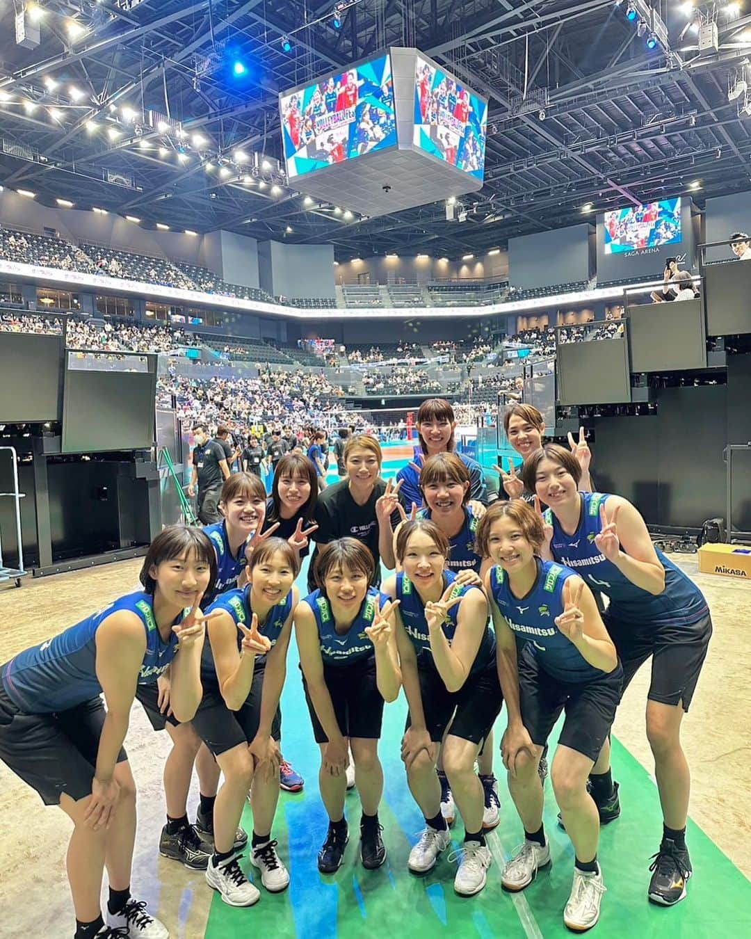 新鍋理沙さんのインスタグラム写真 - (新鍋理沙Instagram)「. 昨日SAGAアリーナで 『VOLLEYBALL FES -Super Games SAGA』 が行われました🏐  リオさん、マイコさん、ユキ、私はチームOG🤝🩶 控室からずっと楽しかった💙💜🧡💚  まさかSAGAアリーナのコートでバレー(2個バレー😂)ができるなんて思ってなかったので嬉しかったな〜🥹✨  日本代表の紅白戦も大迫力で見ててとーってもおもしろかったです👏！  ありがとうございました〜！  #SAGAアリーナ #火の鳥NIPPON #久光スプリングス  #MISS」8月13日 17時12分 - risa.shinnabe