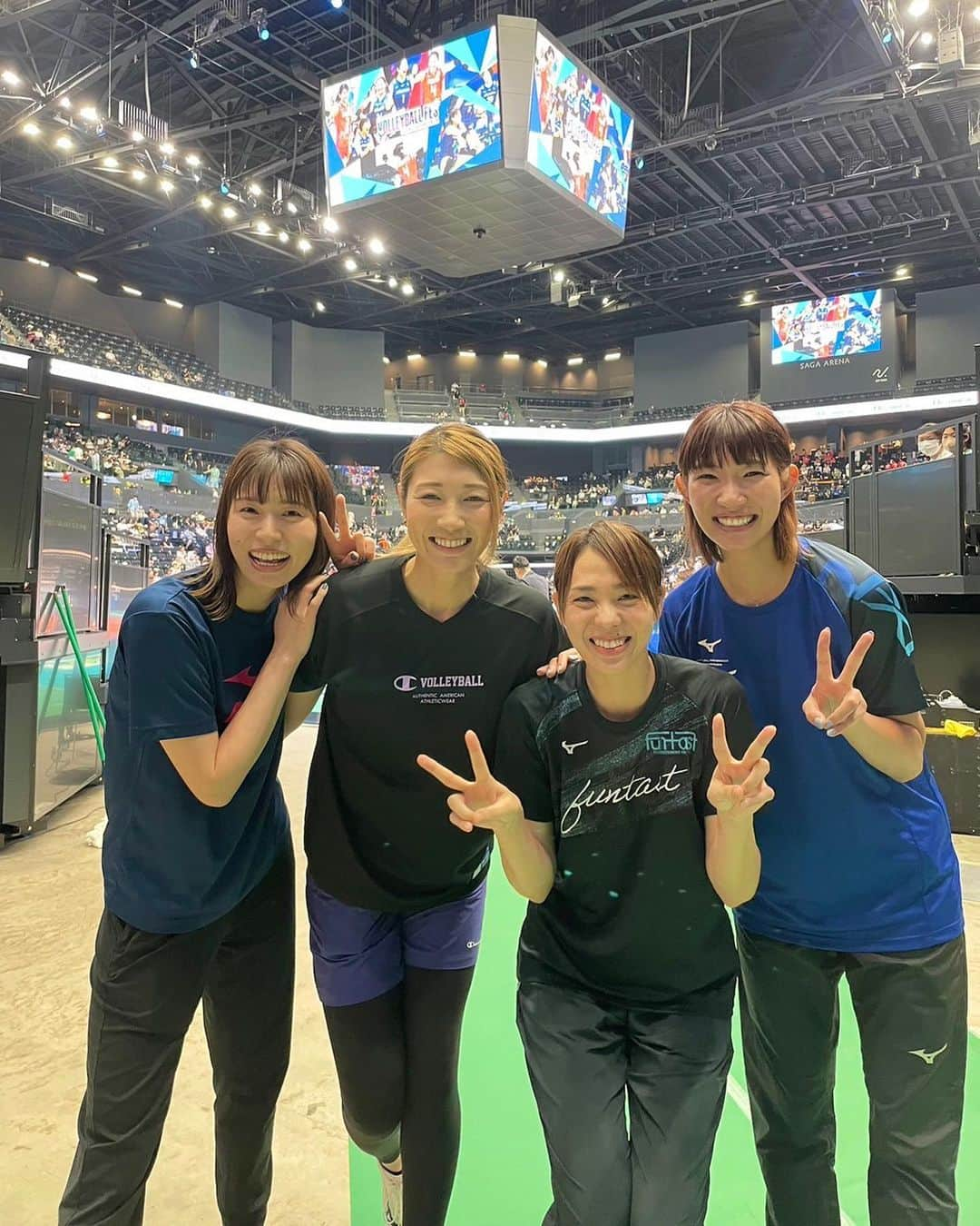 新鍋理沙のインスタグラム：「. 昨日SAGAアリーナで 『VOLLEYBALL FES -Super Games SAGA』 が行われました🏐  リオさん、マイコさん、ユキ、私はチームOG🤝🩶 控室からずっと楽しかった💙💜🧡💚  まさかSAGAアリーナのコートでバレー(2個バレー😂)ができるなんて思ってなかったので嬉しかったな〜🥹✨  日本代表の紅白戦も大迫力で見ててとーってもおもしろかったです👏！  ありがとうございました〜！  #SAGAアリーナ #火の鳥NIPPON #久光スプリングス  #MISS」