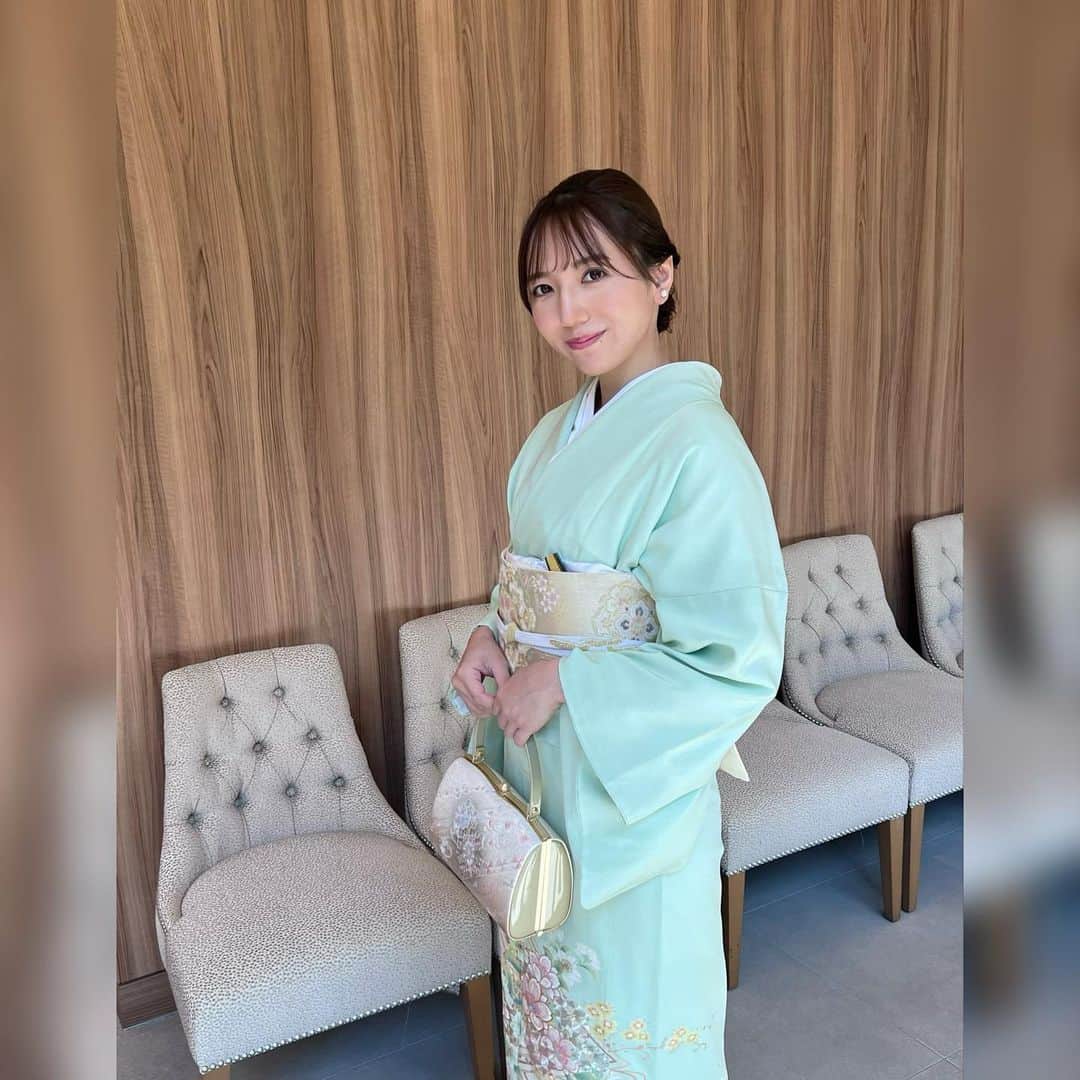 のインスタグラム：「. 弟の結婚式でした💐 ご親族、ゲストの皆様、会場、全てが素敵で、 何より弟夫婦が心から幸せそうで、 案の定メイクがボロボロになるほど泣いてしまいましたが、  あとから写真を見返したら、 中座の際に嬉しそうに一緒に退場していて 我ながら弟好きすぎて笑いました。  お嫁ちゃんにもアーンしてもらう動画も撮ってもらって 結論、姉が一番楽しんでいました。笑  来週は弟夫婦にキャンプに連れて行ってもらうので ウキウキです🫶  #結婚式コーデ#色留袖#結婚式和装 . .」