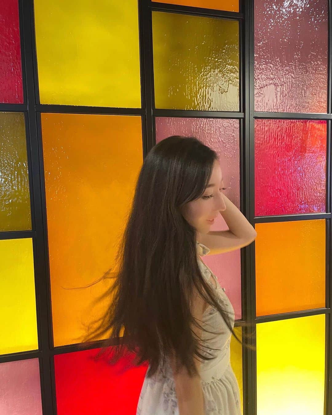 山田優依のインスタグラム：「Hair maintenance💇‍♀️  いつもお世話になっている大好きなZACCで、 高橋さんにカットカラーのメンテナンスをして頂いて 毎度の事ながら今回も見違えるほど綺麗になりました☺️  写真を振り返ると2014年からモデルとして撮影や セミナーでカットやカラー、パーマ等して頂いて もうすぐ10年😳という長いお付き合いに感謝です✨  交通事故に遭って生え際の縫った場所から髪が生えず 大好きだったヘアのモデルは出来ないなと思っていたら 声をかけて頂いて、回復後初のサロンさんだったので 家族も私もとっても印象的だし、絶大な信頼なので ママとお姉ちゃんも紹介してから通っているサロン✨  大御所タレントさん方も通う超有名な人気サロンさん だからやっぱり技術もお人柄もバツグンです😌✨👏  いつもありがとうございます😆✨  #omotesando #zacc #japanesegirl #東京サロン　#東京サロンモデル　#表参道サロン」