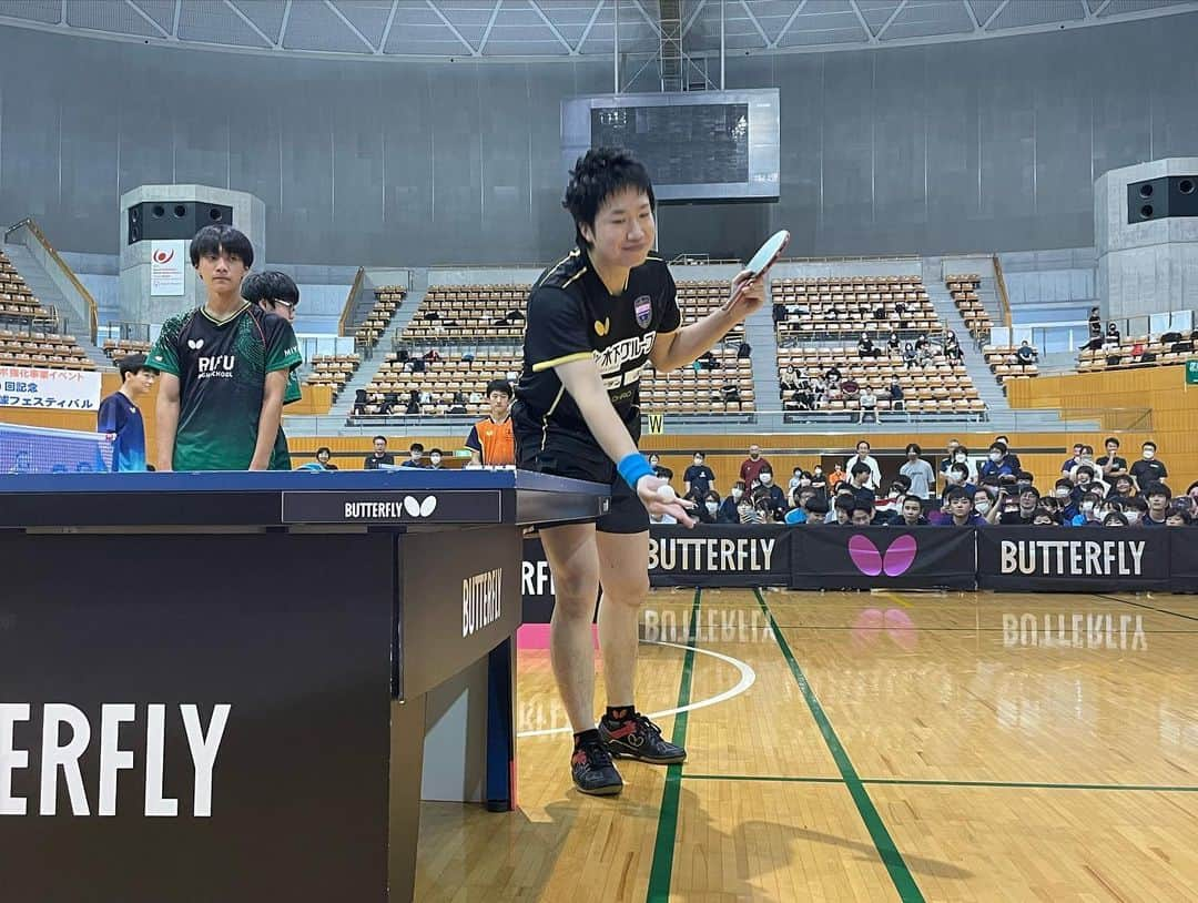 水谷隼さんのインスタグラム写真 - (水谷隼Instagram)「【卓球イベント🏓】 7/30（日） 長野県ホワイトリングにて 『第20回記念NAGANO卓球フェスティバル スペシャルイベント』に#水谷隼 が出演🏓  会場には約1300名もの方々にご来場いただきました✨  会場が1番盛り上がった #坪井勇磨 選手とのエキシビジョンマッチ 10-9の場面での神ラリーをお届け🏓✨  その他、練習内容紹介や、代表者とのチャレンジマッチ、直筆サイン入りグッズが当たる！抽選会など盛りだくさんの内容でした✨  水谷隼卓球イベントに関するお問い合わせはこちらまで⬇️ info@hlbsports.jp  #卓球 #卓球イベント #BUTTERFLY #タマス #卓球レポート  #水谷隼 #坪井勇磨 選手 #ホワイトリング」8月13日 17時23分 - jun.mizutani_staff