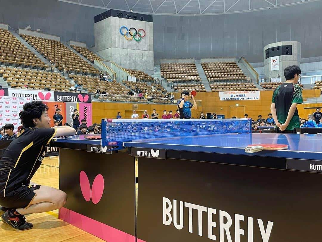 水谷隼さんのインスタグラム写真 - (水谷隼Instagram)「【卓球イベント🏓】 7/30（日） 長野県ホワイトリングにて 『第20回記念NAGANO卓球フェスティバル スペシャルイベント』に#水谷隼 が出演🏓  会場には約1300名もの方々にご来場いただきました✨  会場が1番盛り上がった #坪井勇磨 選手とのエキシビジョンマッチ 10-9の場面での神ラリーをお届け🏓✨  その他、練習内容紹介や、代表者とのチャレンジマッチ、直筆サイン入りグッズが当たる！抽選会など盛りだくさんの内容でした✨  水谷隼卓球イベントに関するお問い合わせはこちらまで⬇️ info@hlbsports.jp  #卓球 #卓球イベント #BUTTERFLY #タマス #卓球レポート  #水谷隼 #坪井勇磨 選手 #ホワイトリング」8月13日 17時23分 - jun.mizutani_staff