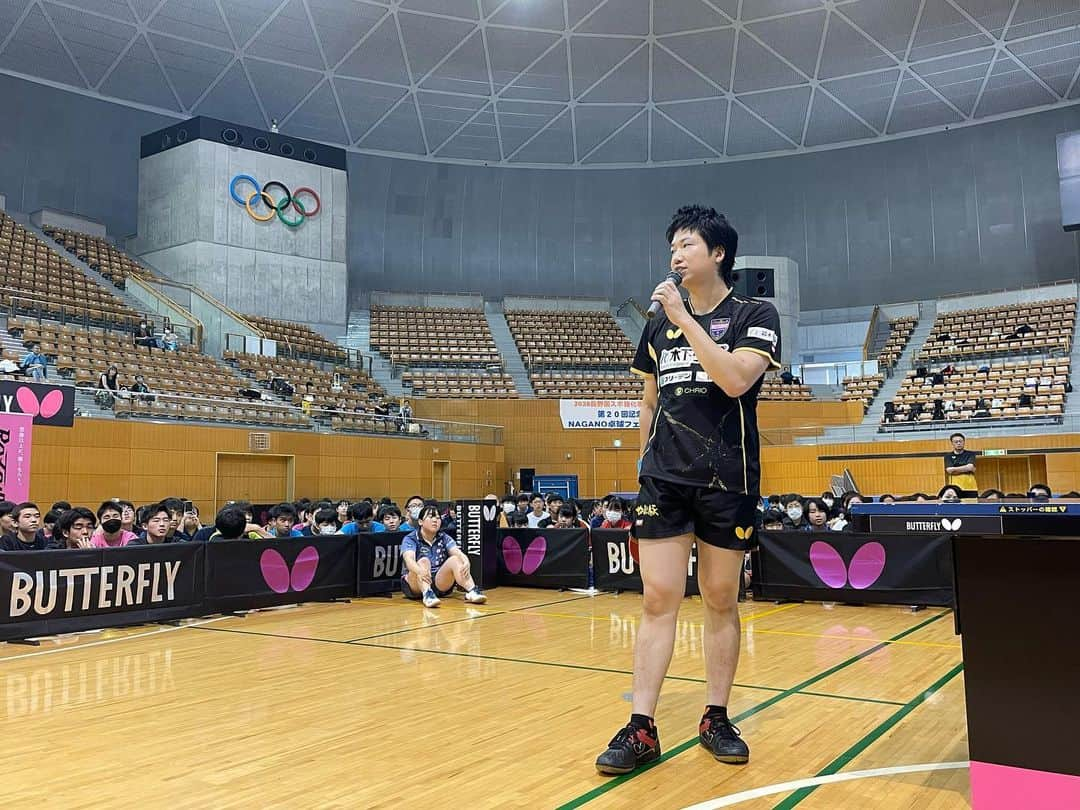 水谷隼さんのインスタグラム写真 - (水谷隼Instagram)「【卓球イベント🏓】 7/30（日） 長野県ホワイトリングにて 『第20回記念NAGANO卓球フェスティバル スペシャルイベント』に#水谷隼 が出演🏓  会場には約1300名もの方々にご来場いただきました✨  会場が1番盛り上がった #坪井勇磨 選手とのエキシビジョンマッチ 10-9の場面での神ラリーをお届け🏓✨  その他、練習内容紹介や、代表者とのチャレンジマッチ、直筆サイン入りグッズが当たる！抽選会など盛りだくさんの内容でした✨  水谷隼卓球イベントに関するお問い合わせはこちらまで⬇️ info@hlbsports.jp  #卓球 #卓球イベント #BUTTERFLY #タマス #卓球レポート  #水谷隼 #坪井勇磨 選手 #ホワイトリング」8月13日 17時23分 - jun.mizutani_staff