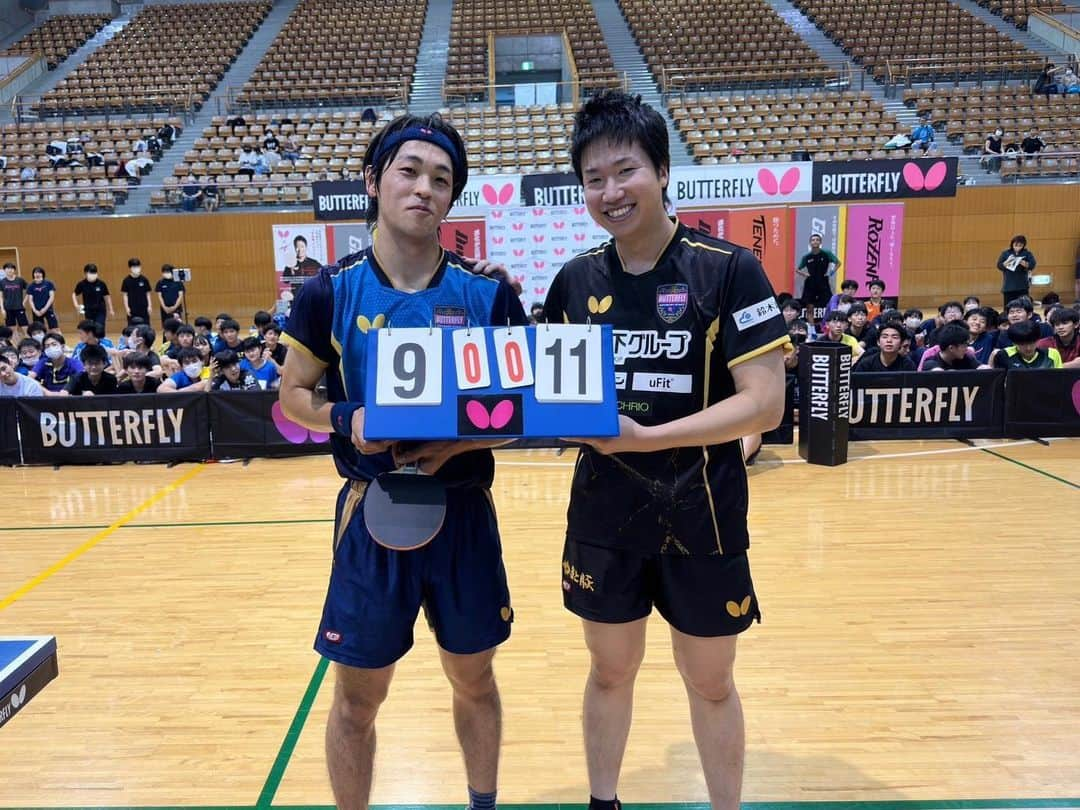 水谷隼さんのインスタグラム写真 - (水谷隼Instagram)「【卓球イベント🏓】 7/30（日） 長野県ホワイトリングにて 『第20回記念NAGANO卓球フェスティバル スペシャルイベント』に#水谷隼 が出演🏓  会場には約1300名もの方々にご来場いただきました✨  会場が1番盛り上がった #坪井勇磨 選手とのエキシビジョンマッチ 10-9の場面での神ラリーをお届け🏓✨  その他、練習内容紹介や、代表者とのチャレンジマッチ、直筆サイン入りグッズが当たる！抽選会など盛りだくさんの内容でした✨  水谷隼卓球イベントに関するお問い合わせはこちらまで⬇️ info@hlbsports.jp  #卓球 #卓球イベント #BUTTERFLY #タマス #卓球レポート  #水谷隼 #坪井勇磨 選手 #ホワイトリング」8月13日 17時23分 - jun.mizutani_staff