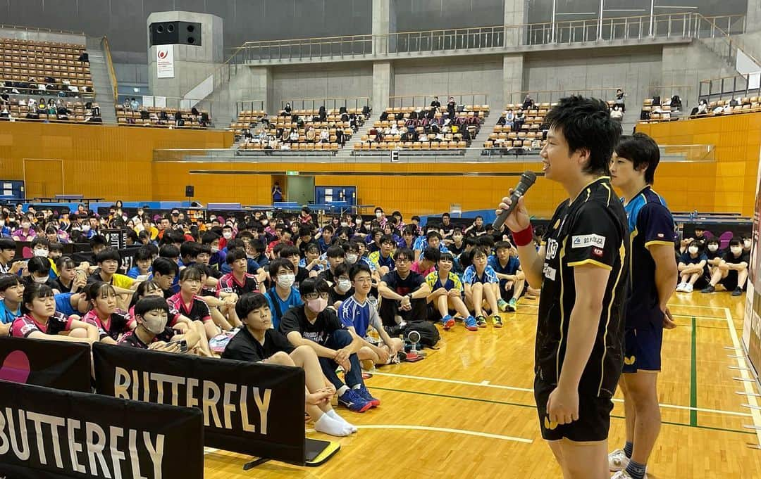 水谷隼さんのインスタグラム写真 - (水谷隼Instagram)「【卓球イベント🏓】 7/30（日） 長野県ホワイトリングにて 『第20回記念NAGANO卓球フェスティバル スペシャルイベント』に#水谷隼 が出演🏓  会場には約1300名もの方々にご来場いただきました✨  会場が1番盛り上がった #坪井勇磨 選手とのエキシビジョンマッチ 10-9の場面での神ラリーをお届け🏓✨  その他、練習内容紹介や、代表者とのチャレンジマッチ、直筆サイン入りグッズが当たる！抽選会など盛りだくさんの内容でした✨  水谷隼卓球イベントに関するお問い合わせはこちらまで⬇️ info@hlbsports.jp  #卓球 #卓球イベント #BUTTERFLY #タマス #卓球レポート  #水谷隼 #坪井勇磨 選手 #ホワイトリング」8月13日 17時23分 - jun.mizutani_staff