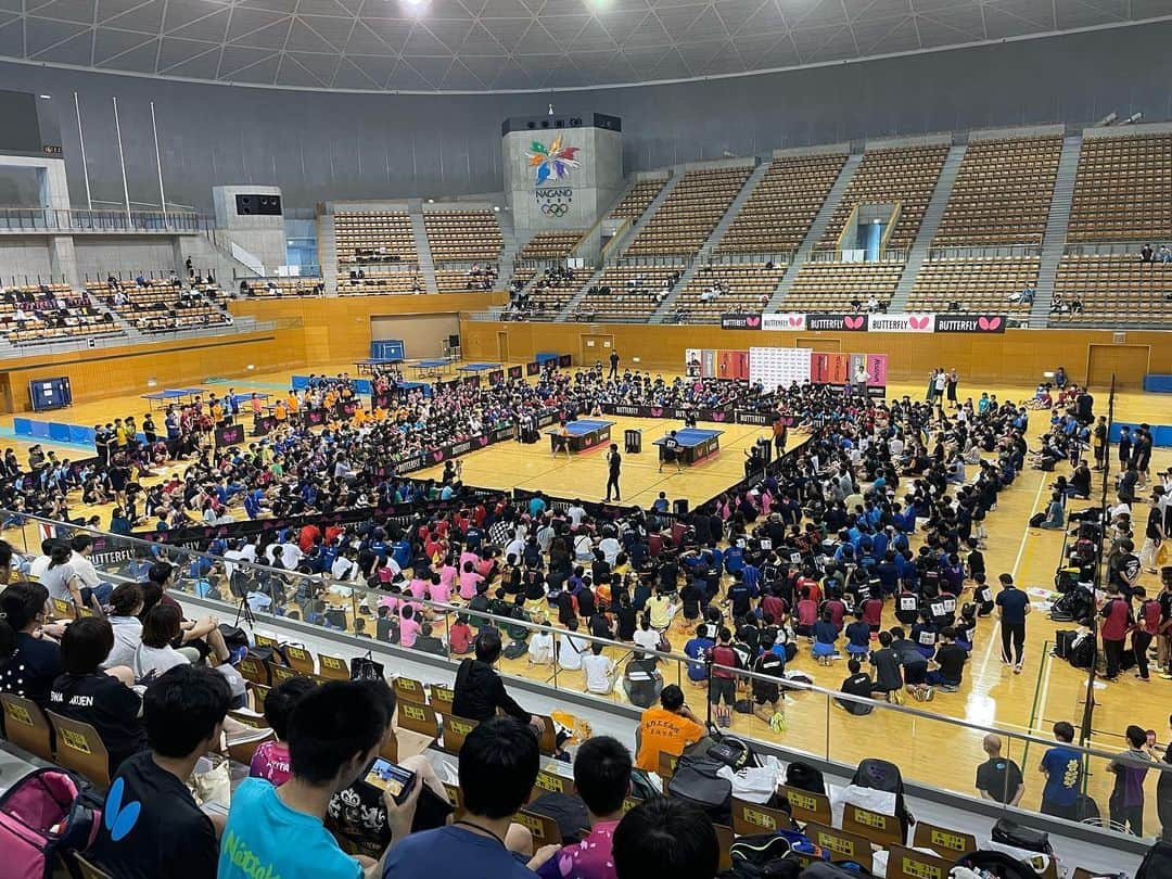 水谷隼のインスタグラム：「【卓球イベント🏓】 7/30（日） 長野県ホワイトリングにて 『第20回記念NAGANO卓球フェスティバル スペシャルイベント』に#水谷隼 が出演🏓  会場には約1300名もの方々にご来場いただきました✨  会場が1番盛り上がった #坪井勇磨 選手とのエキシビジョンマッチ 10-9の場面での神ラリーをお届け🏓✨  その他、練習内容紹介や、代表者とのチャレンジマッチ、直筆サイン入りグッズが当たる！抽選会など盛りだくさんの内容でした✨  水谷隼卓球イベントに関するお問い合わせはこちらまで⬇️ info@hlbsports.jp  #卓球 #卓球イベント #BUTTERFLY #タマス #卓球レポート  #水谷隼 #坪井勇磨 選手 #ホワイトリング」