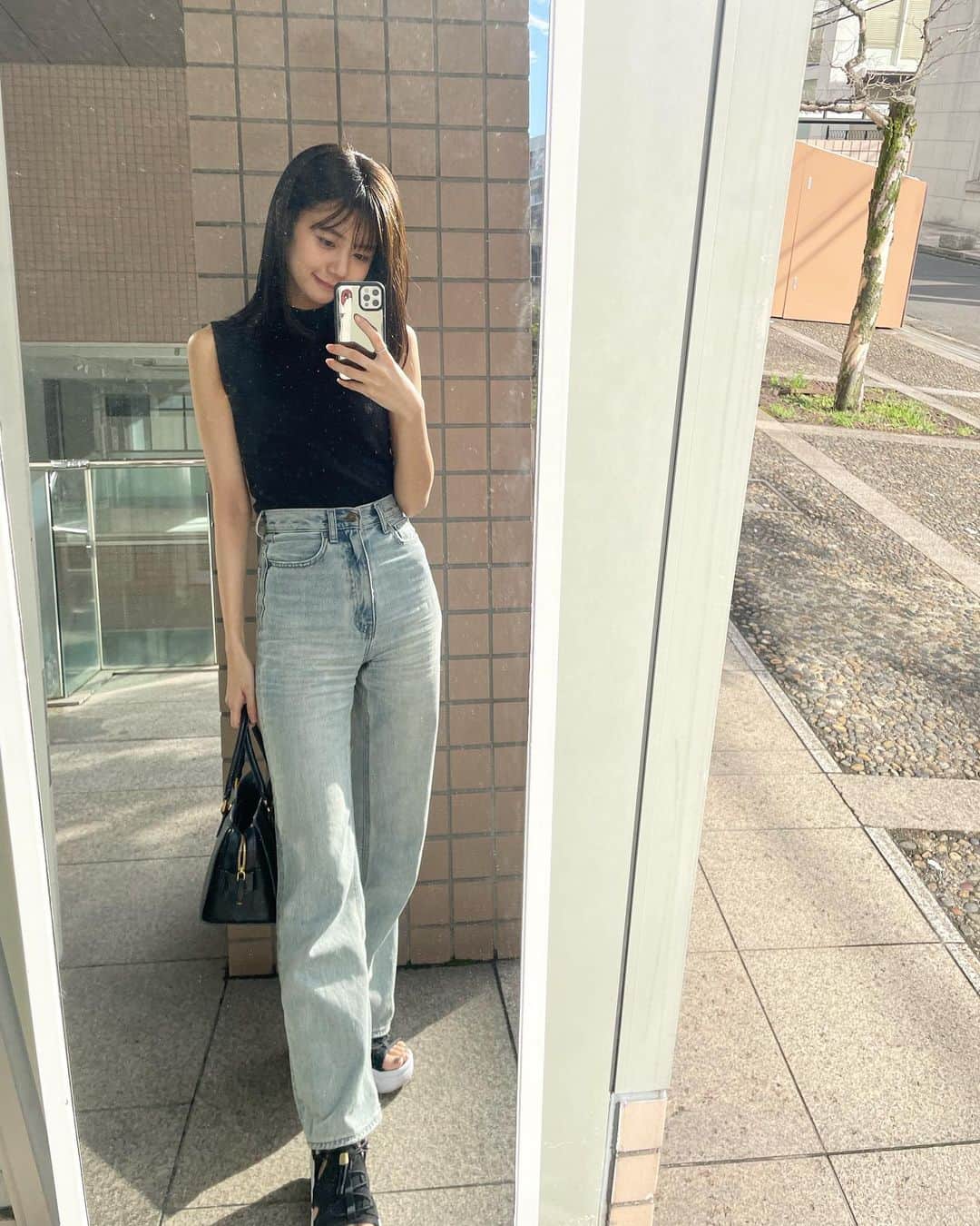 杉浦みずきのインスタグラム：「. ノースリーブ×デニムを多用し過ぎている、笑 1番らくなのよ、、夏はこれ😎」