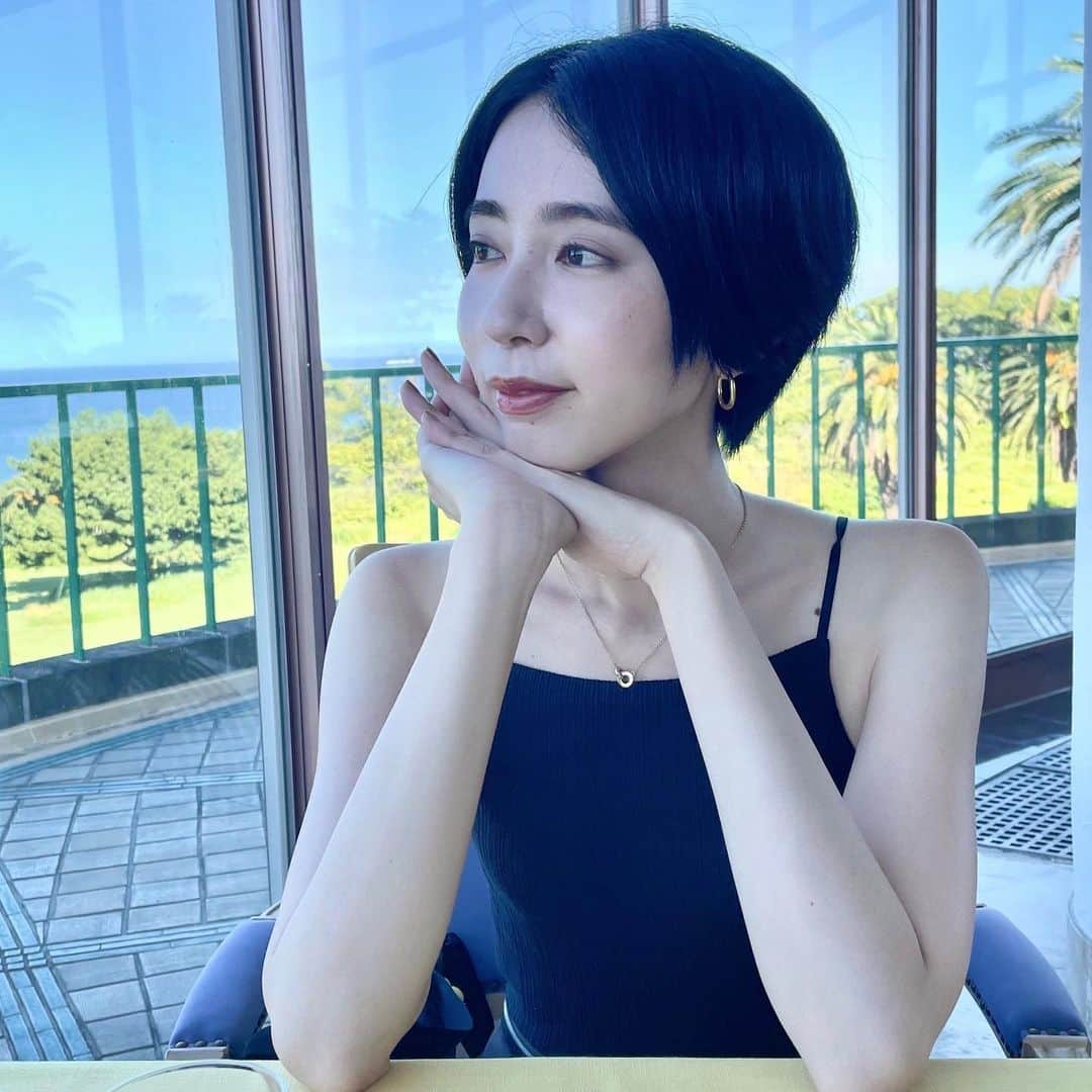 鈴木愛のインスタグラム：「再びカット‥✂︎ @nishilabor ありがとうございます🐬  #ショートヘア #ハンサムショート」