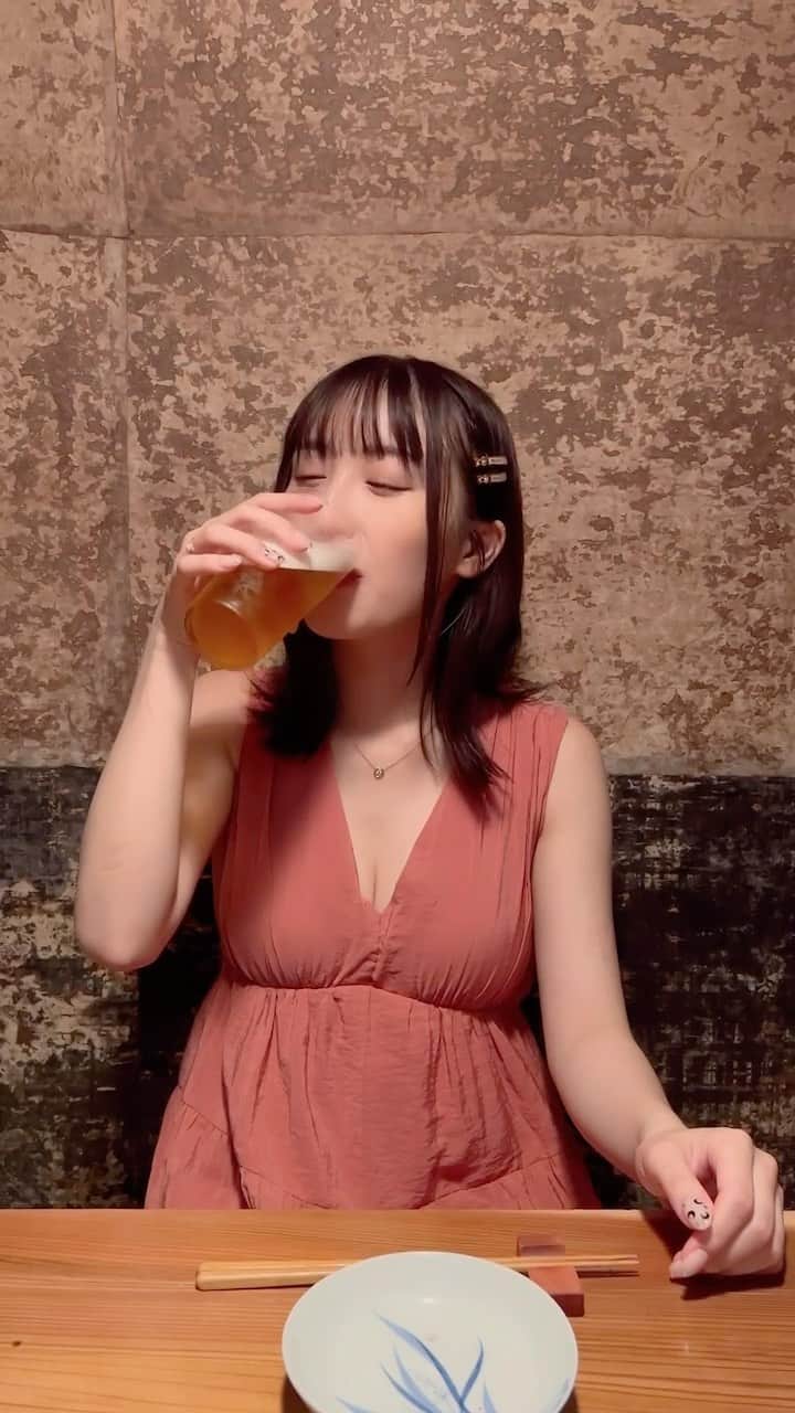 伊藤愛真のインスタグラム：「やっぱ生ビールさいこー！🥰 . . . #gravure#japanesegirl#beer」