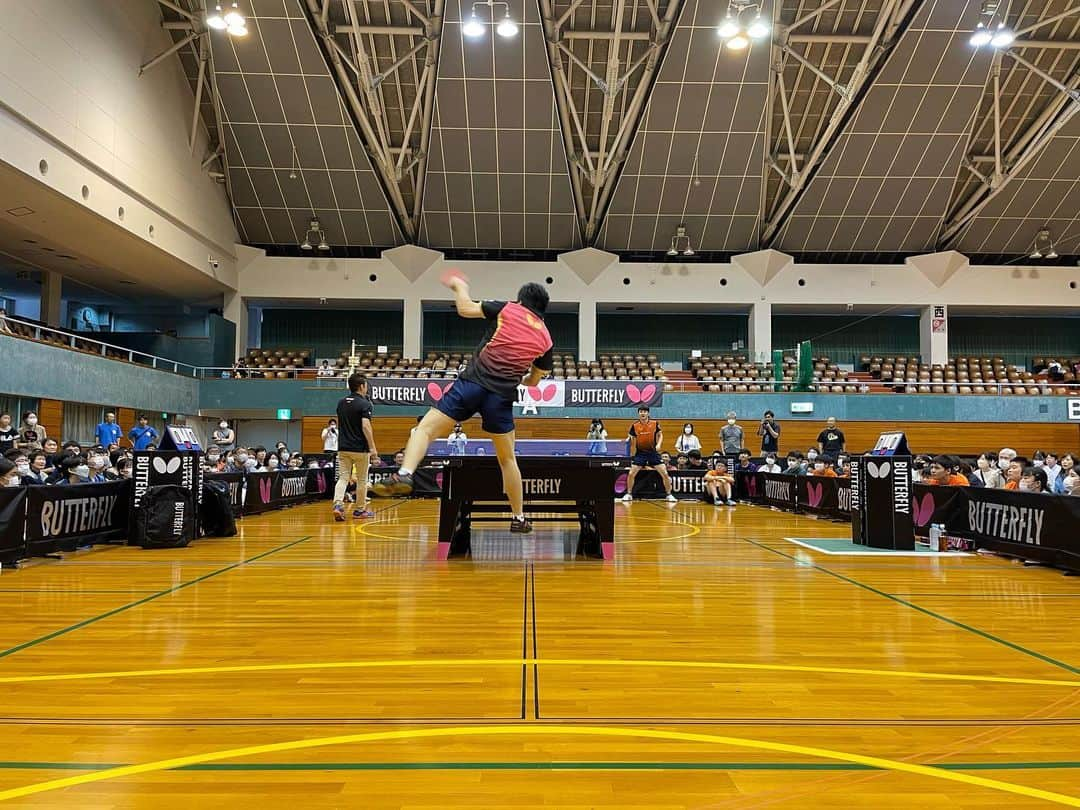 水谷隼さんのインスタグラム写真 - (水谷隼Instagram)「【卓球イベント🏓】 8/1(火)新潟県柏崎市にて 『柏崎しんきん100周年記念「 #水谷隼 卓球フェスタ」』に #有延大夢 選手と出演🏓  会場には、約500名もの方々がお越しくださいました✨  有延選手のチキータにチャレンジ中🏓の映像も一部公開📺#6枚目   挑戦者が #水谷隼 とダブルスを組んで挑んでいます🥹✨  その他、エキシビジョンマッチや、直筆サイン入りグッズが当たる！抽選会などこの度も盛りだくさんの内容でした✨  水谷隼卓球イベントに関するお問い合わせはこちらまで⬇️ info@hlbsports.jp  #卓球 #卓球イベント #BUTTERFLY #タマス #卓球レポート  #水谷隼 #有延大夢 選手 #琉球アスティーダ  #柏崎しんきん」8月13日 17時33分 - jun.mizutani_staff