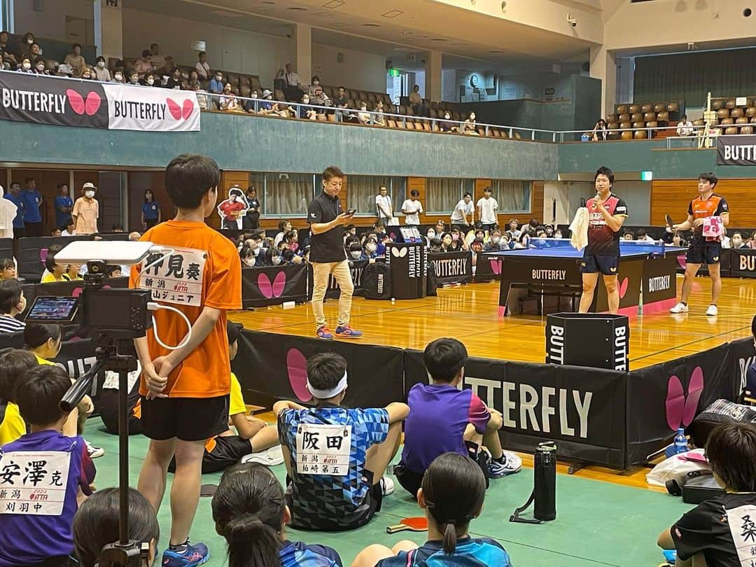 水谷隼さんのインスタグラム写真 - (水谷隼Instagram)「【卓球イベント🏓】 8/1(火)新潟県柏崎市にて 『柏崎しんきん100周年記念「 #水谷隼 卓球フェスタ」』に #有延大夢 選手と出演🏓  会場には、約500名もの方々がお越しくださいました✨  有延選手のチキータにチャレンジ中🏓の映像も一部公開📺#6枚目   挑戦者が #水谷隼 とダブルスを組んで挑んでいます🥹✨  その他、エキシビジョンマッチや、直筆サイン入りグッズが当たる！抽選会などこの度も盛りだくさんの内容でした✨  水谷隼卓球イベントに関するお問い合わせはこちらまで⬇️ info@hlbsports.jp  #卓球 #卓球イベント #BUTTERFLY #タマス #卓球レポート  #水谷隼 #有延大夢 選手 #琉球アスティーダ  #柏崎しんきん」8月13日 17時33分 - jun.mizutani_staff