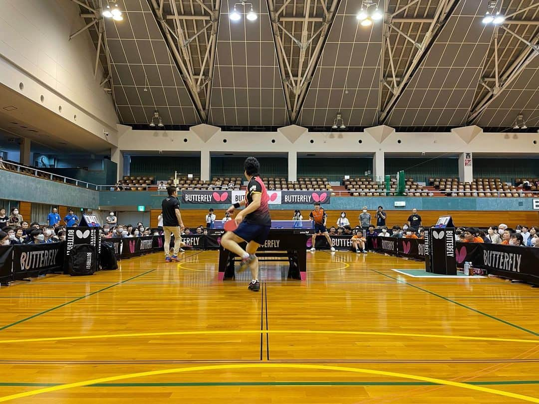 水谷隼さんのインスタグラム写真 - (水谷隼Instagram)「【卓球イベント🏓】 8/1(火)新潟県柏崎市にて 『柏崎しんきん100周年記念「 #水谷隼 卓球フェスタ」』に #有延大夢 選手と出演🏓  会場には、約500名もの方々がお越しくださいました✨  有延選手のチキータにチャレンジ中🏓の映像も一部公開📺#6枚目   挑戦者が #水谷隼 とダブルスを組んで挑んでいます🥹✨  その他、エキシビジョンマッチや、直筆サイン入りグッズが当たる！抽選会などこの度も盛りだくさんの内容でした✨  水谷隼卓球イベントに関するお問い合わせはこちらまで⬇️ info@hlbsports.jp  #卓球 #卓球イベント #BUTTERFLY #タマス #卓球レポート  #水谷隼 #有延大夢 選手 #琉球アスティーダ  #柏崎しんきん」8月13日 17時33分 - jun.mizutani_staff