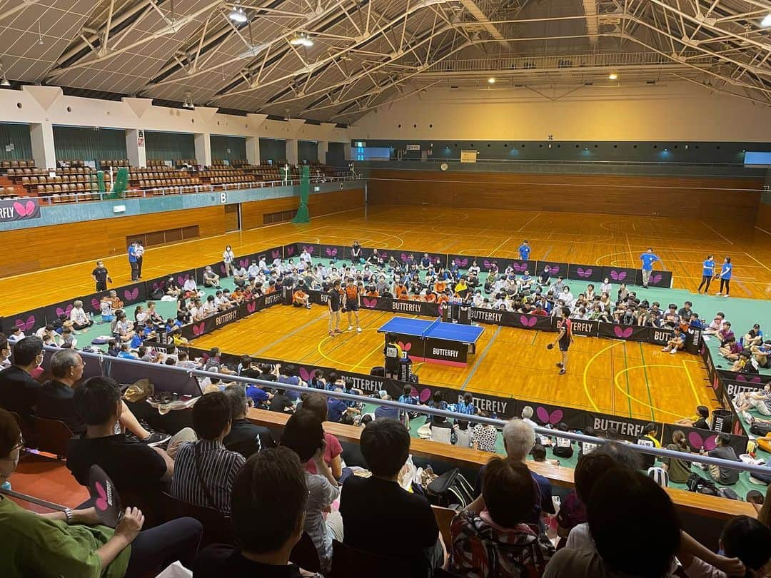 水谷隼のインスタグラム：「【卓球イベント🏓】 8/1(火)新潟県柏崎市にて 『柏崎しんきん100周年記念「 #水谷隼 卓球フェスタ」』に #有延大夢 選手と出演🏓  会場には、約500名もの方々がお越しくださいました✨  有延選手のチキータにチャレンジ中🏓の映像も一部公開📺#6枚目   挑戦者が #水谷隼 とダブルスを組んで挑んでいます🥹✨  その他、エキシビジョンマッチや、直筆サイン入りグッズが当たる！抽選会などこの度も盛りだくさんの内容でした✨  水谷隼卓球イベントに関するお問い合わせはこちらまで⬇️ info@hlbsports.jp  #卓球 #卓球イベント #BUTTERFLY #タマス #卓球レポート  #水谷隼 #有延大夢 選手 #琉球アスティーダ  #柏崎しんきん」