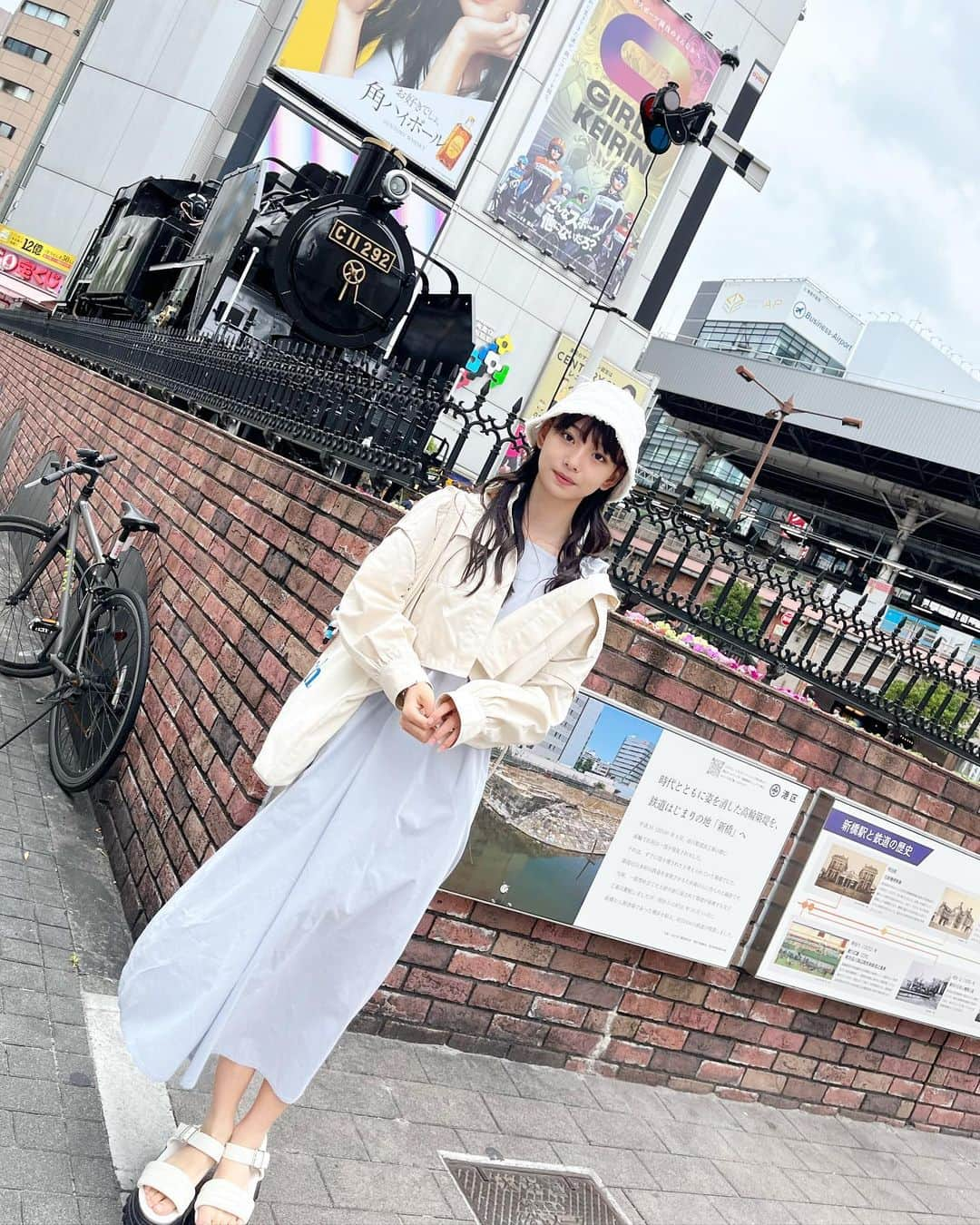 松本麗世さんのインスタグラム写真 - (松本麗世Instagram)「台風がたくさん、、 天気が崩れそうですね泣泣 ♡ ♡ いつもコメント ありがとうございます🫶🏻 コメントを読ませて頂いたあとに皆さん全体にお返事してます👼🏻 固定ができないので探してくださいね！分かりやすいように派手にしてます笑笑 ♡ ♡  #松本麗世 #matsumotoreiyo #モデル #ファッション #東京 #新橋駅 #お出かけ #JK」8月13日 17時33分 - reiyo.matsumoto