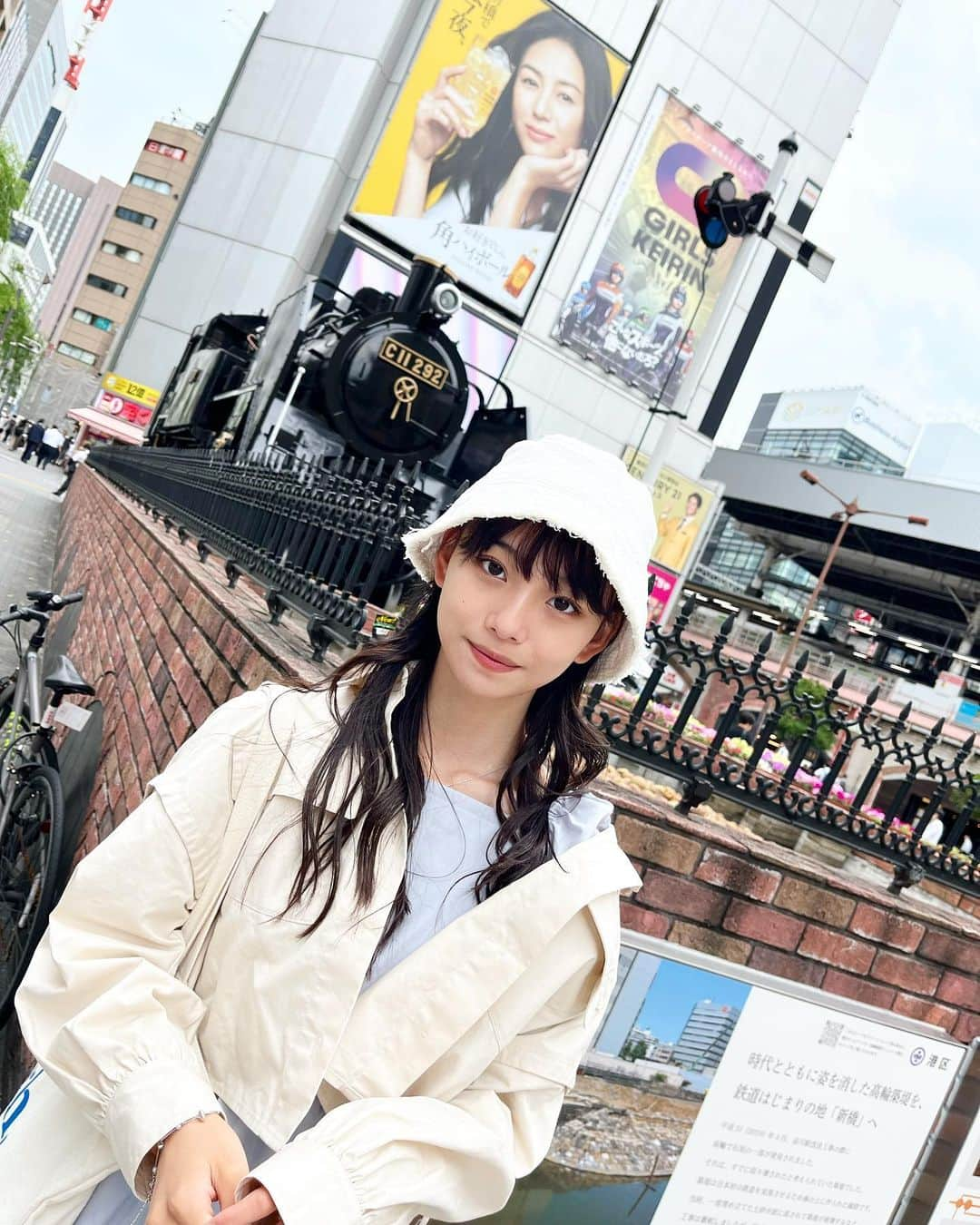 松本麗世のインスタグラム：「台風がたくさん、、 天気が崩れそうですね泣泣 ♡ ♡ いつもコメント ありがとうございます🫶🏻 コメントを読ませて頂いたあとに皆さん全体にお返事してます👼🏻 固定ができないので探してくださいね！分かりやすいように派手にしてます笑笑 ♡ ♡  #松本麗世 #matsumotoreiyo #モデル #ファッション #東京 #新橋駅 #お出かけ #JK」