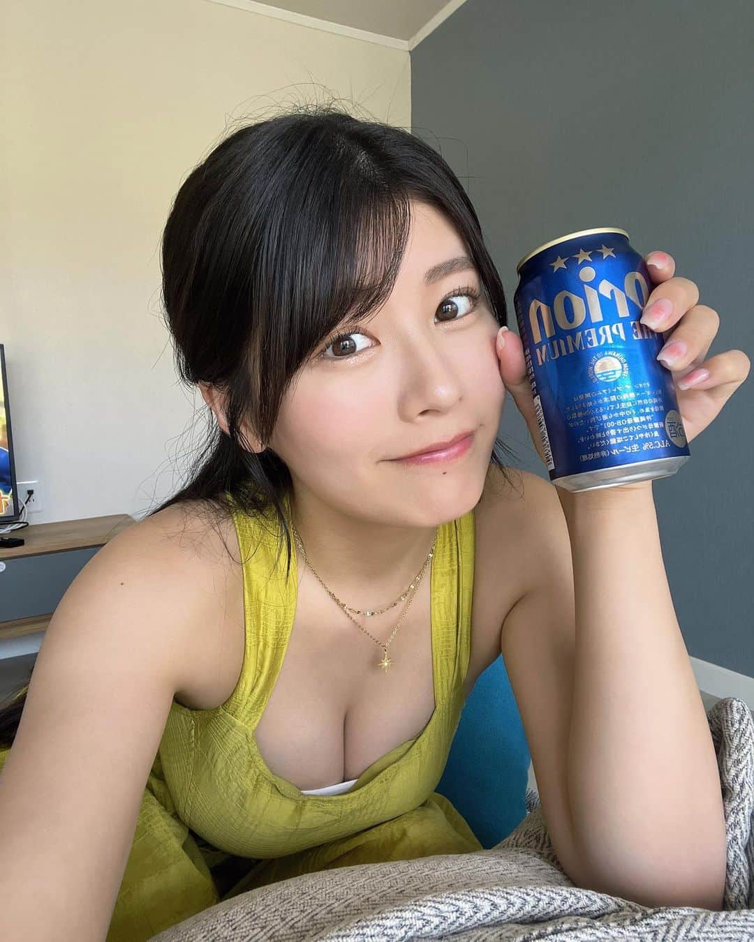 ちとせよしののインスタグラム：「今年3回目の沖縄でした🌺🌴 道の駅で買ったネックレスなかなか可愛い¨̮  👀: @futuro_eyelash  💅🏻: @nail69aya   #selfie #沖縄旅行 #ロングワンピース #アメリカンビレッジ #チークネイル」