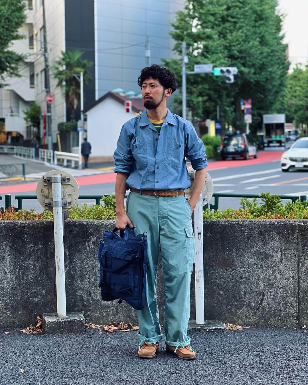 BEAMS+さんのインスタグラム写真 - (BEAMS+Instagram)「・ BEAMS PLUS RECOMMEND.  ＜BRIEFING × BEAMS PLUS ＞ COCKPIT BAG.  Recently launched cockpit back. Based on a vintage sample, it follows the first and third models. Made of a special nylon material, it is also notable for its lightness when held. It is a gimmicky piece with an open/close gusset, internal compartments for different uses, and details. Three color variations are available this time.  --------------------------------------------  先日発売のコックピットバック。ヴィンテージのサンプルをベースに、ファースト、サードモデルを踏襲。特殊なナイロン素材を使用しており、持った時の軽さも注目。開閉式のガセットや、用途に合わせた内部の仕切りと細部までギミックの効いた一品です。今回は3色のバリエーションを展開。  #beams #beamsplus #beamsplusharajuku  #harajuku #mensfashion #mensstyle #stylepoln #menswear #briefing #milspec」8月14日 8時00分 - beams_plus_harajuku