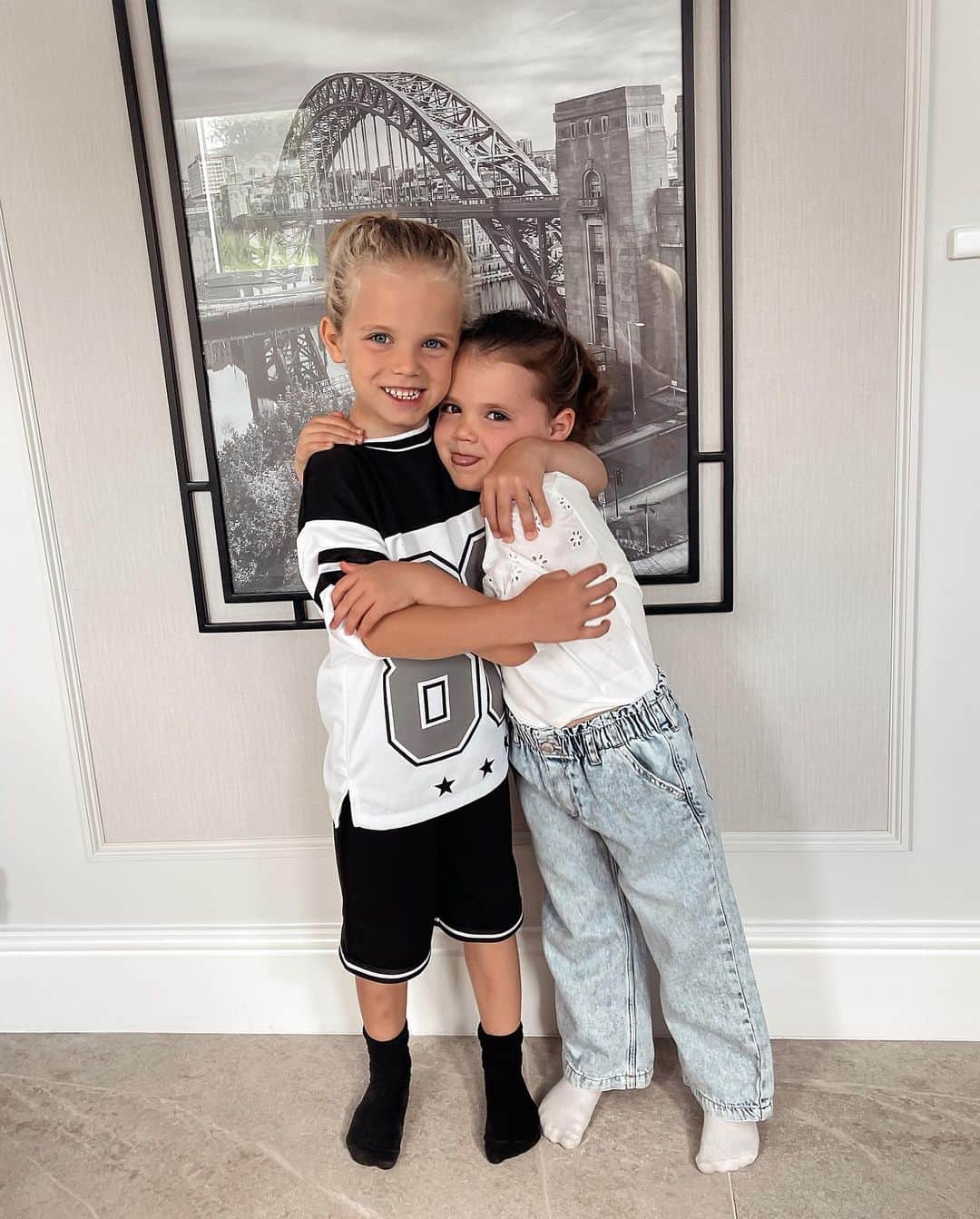GazGShoreのインスタグラム：「An unbreakable bond 🤍 my babies growing up way too fast! Photo 3, is it me or does Chester look like he’s shot up and going into year 4 not 1?! 😩」