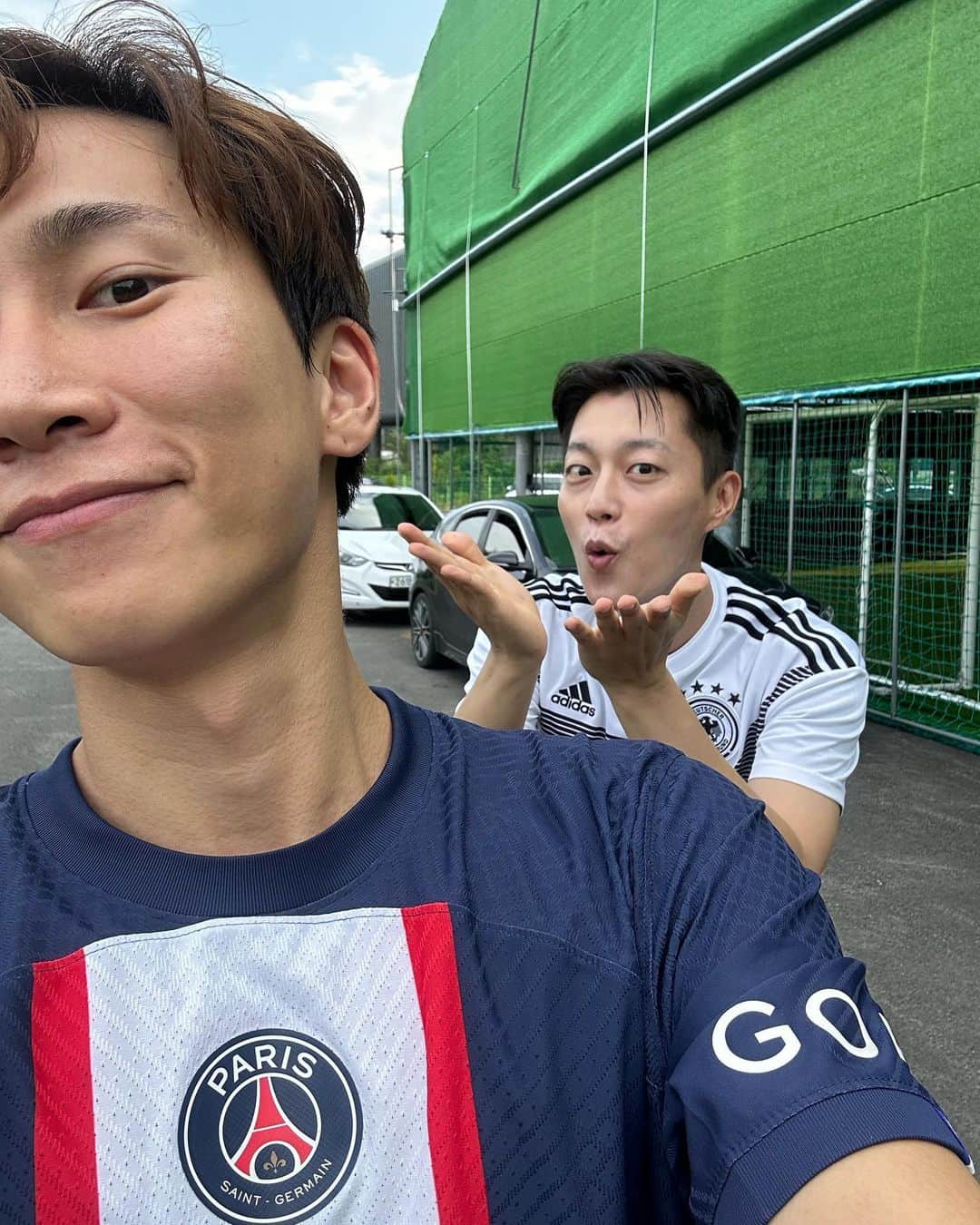 ウングァンのインスタグラム：「두시간 자고..스케줄 끝나고..스트레스 풀러 즐축 헤헤헤헿ㅎㅎㅎㅎㅎㅎㅎ두준이형 짱짱맨🍀」