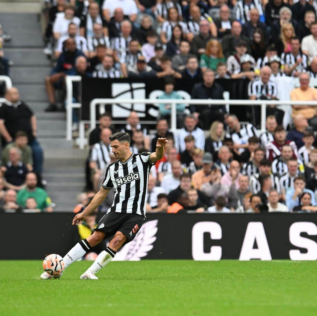 ファビアン・シェアさんのインスタグラム写真 - (ファビアン・シェアInstagram)「Back in style!!! 🖤🤍 #nufc」8月13日 17時46分 - fabianschaer_official