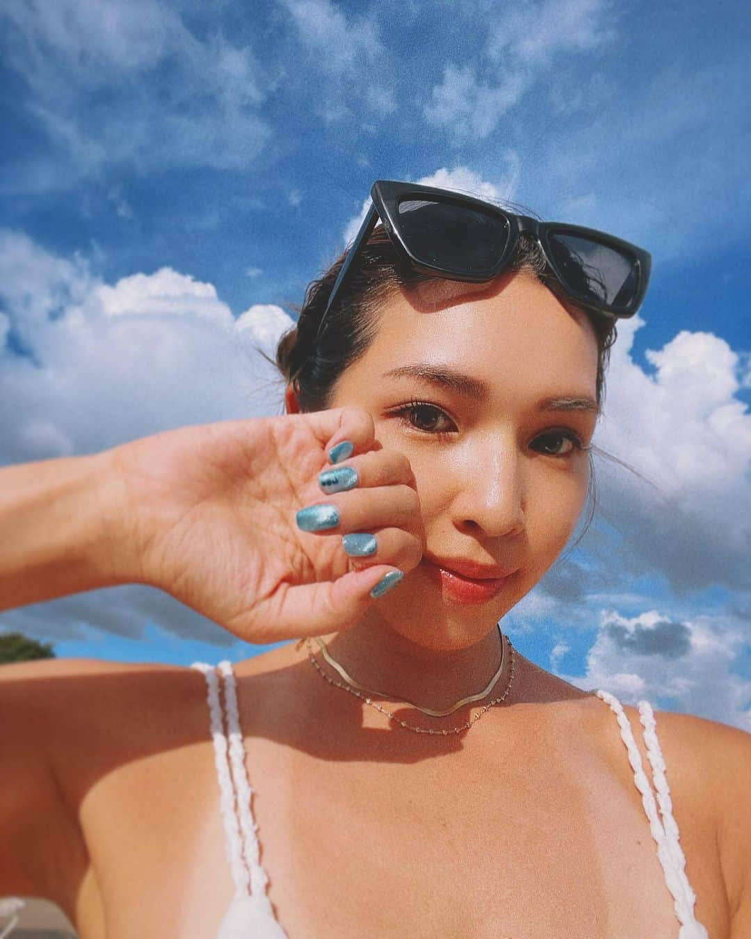 来夏のインスタグラム：「#🌻 夏仕様💙  ブルーマグネット🧲🫐💅 フットはネオン🩷🧡 マツエクも同時施術で バタバタな日もありがたいのです✨ @trunail  @trueyelash  @tru.omotesando   #ジェルネイル #gelnails  #マグネットネイル  #夏ネイル #summernails  #マツエク #eyelashes  #trunail #trueyelash  #omotesando」