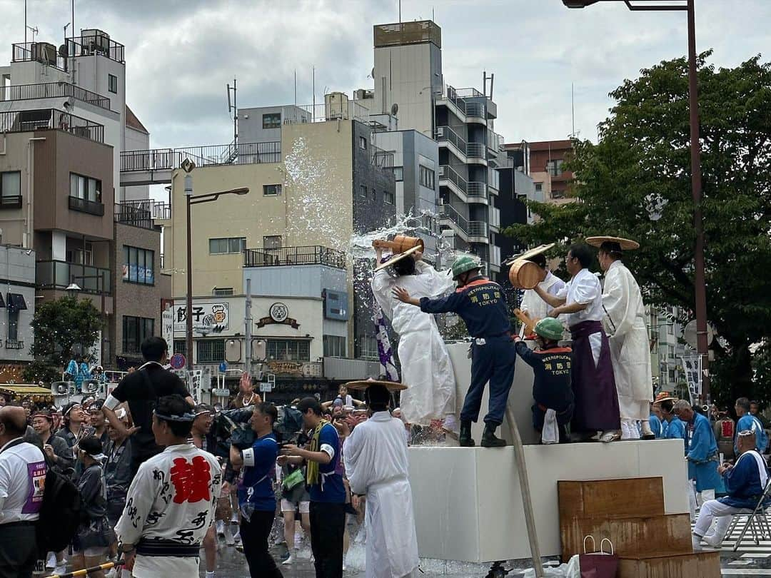 林莉世さんのインスタグラム写真 - (林莉世Instagram)「#深川八幡祭り 先週と今週の中継に関わらせていただきました！🥰 久しぶりのお祭りの中継！楽しい時間でした🌿  ありがとうございました🌻  #富岡八幡宮#深川まつり#神輿連合渡御#水かけ祭り#お祭り#祭り#中継#リポーター#楽しかった！ #東京ベイネットワーク #びしょ濡れの理由は#土砂降りの雨のせいなのか#汗だくだからか#水を被ったからか」8月13日 17時47分 - rise_hayashi