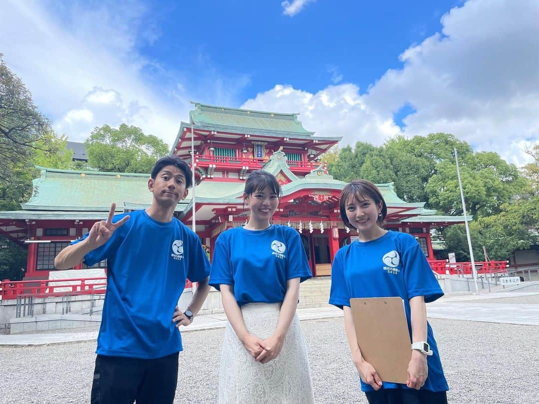 林莉世のインスタグラム：「#深川八幡祭り 先週と今週の中継に関わらせていただきました！🥰 久しぶりのお祭りの中継！楽しい時間でした🌿  ありがとうございました🌻  #富岡八幡宮#深川まつり#神輿連合渡御#水かけ祭り#お祭り#祭り#中継#リポーター#楽しかった！ #東京ベイネットワーク #びしょ濡れの理由は#土砂降りの雨のせいなのか#汗だくだからか#水を被ったからか」