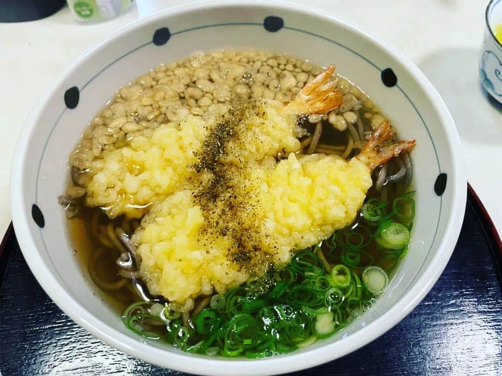 前原誠司のインスタグラム：「今日のお昼は、京都市左京区鞍馬の叡電・鞍馬駅前の「かどや」さんで「天ぷらそば」をいただきました。猛暑でも温かい天ぷらそばが食べたくて。とても美味しかったです。原さんご一家、ご馳走様でした。（誠）#まえはランチ  http://www.mds.gr.jp/~kadoya/」