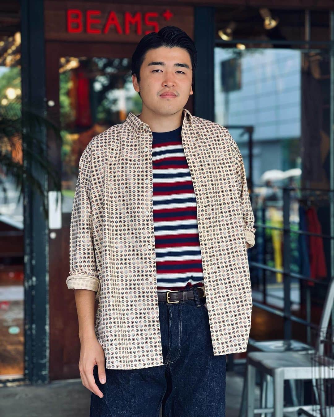 BEAMS+さんのインスタグラム写真 - (BEAMS+Instagram)「・ BEAMS PLUS RECOMMEND.  ＜BEAMS PLUS＞ Classic fit oxford print shirt.  Fall/Winter 2023, Beams Plus looks revealed. This shirt has a classic look with a small pattern. Oxford fabric makes it an item that can be woven in this season. Classic fit and relaxed look. Styled with recently arrived denim shorts for a unique look for this time of year.  -------------------------------------  2023年秋冬、ビームスプラスのルックが公開。クラシックな表情の小紋柄のシャツ。オックスフォードの生地で今からの時期でも羽織れるアイテムです。クラシックフィットでリラックスした表情。最近入荷したデニムのショーツと合わせて、この時期ならではのスタイリング。  #beams #beamsplus #beamsplusharajuku  #harajuku #tokyo #mensfashion #mensstyle #stylepoln #menswear」8月15日 8時00分 - beams_plus_harajuku
