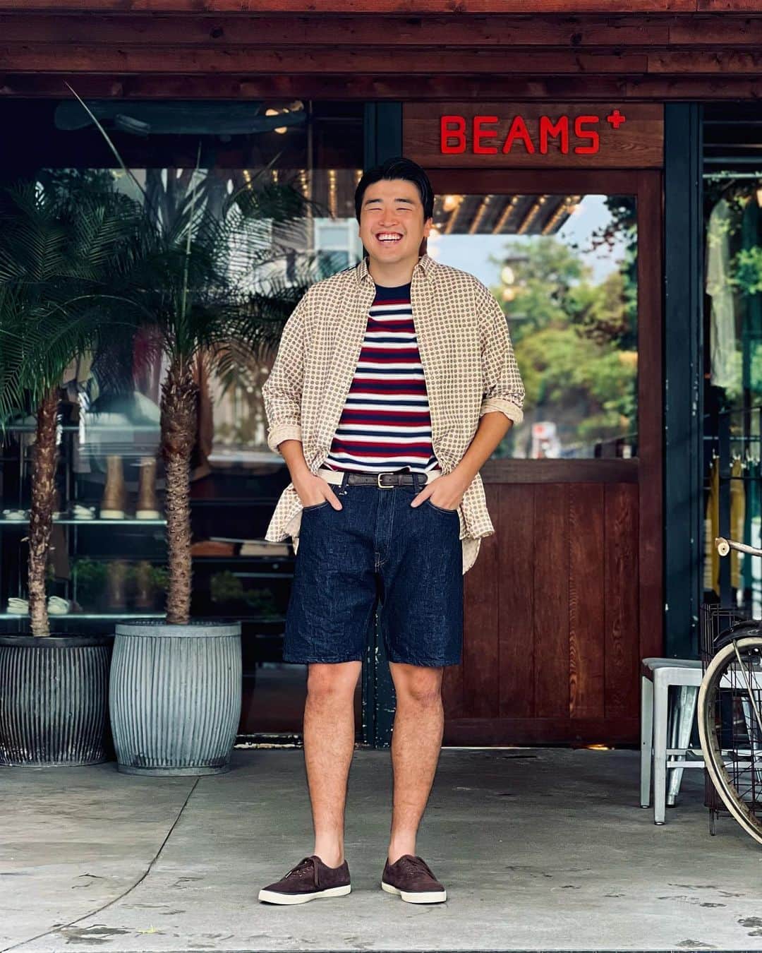 BEAMS+さんのインスタグラム写真 - (BEAMS+Instagram)「・ BEAMS PLUS RECOMMEND.  ＜BEAMS PLUS＞ Classic fit oxford print shirt.  Fall/Winter 2023, Beams Plus looks revealed. This shirt has a classic look with a small pattern. Oxford fabric makes it an item that can be woven in this season. Classic fit and relaxed look. Styled with recently arrived denim shorts for a unique look for this time of year.  -------------------------------------  2023年秋冬、ビームスプラスのルックが公開。クラシックな表情の小紋柄のシャツ。オックスフォードの生地で今からの時期でも羽織れるアイテムです。クラシックフィットでリラックスした表情。最近入荷したデニムのショーツと合わせて、この時期ならではのスタイリング。  #beams #beamsplus #beamsplusharajuku  #harajuku #tokyo #mensfashion #mensstyle #stylepoln #menswear」8月15日 8時00分 - beams_plus_harajuku
