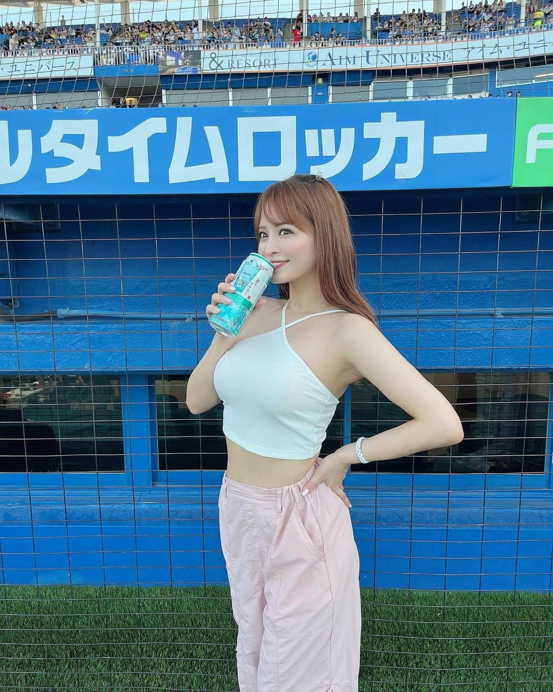 春菜めぐみさんのインスタグラム写真 - (春菜めぐみInstagram)「． 今年の夏はバタバタでイベントごとは諦めてたけど 神宮花火大会のチケットが枕元に...🥺🎫 花火大会行けた〜！🥹❤️ ． ． 数年ぶりの花火大会...この迫力を忘れてたから めっちゃ感動した🥹✨ たくさんの人がいる光景がほんとに嬉しくなる🙈💓 ． ． みんなにも花火共有するね🫶🏻✨ はぁ〜夏最高〜😍🍺❤️ ． ． #夏の思い出 #花火大会」8月13日 18時01分 - me_haruna.02